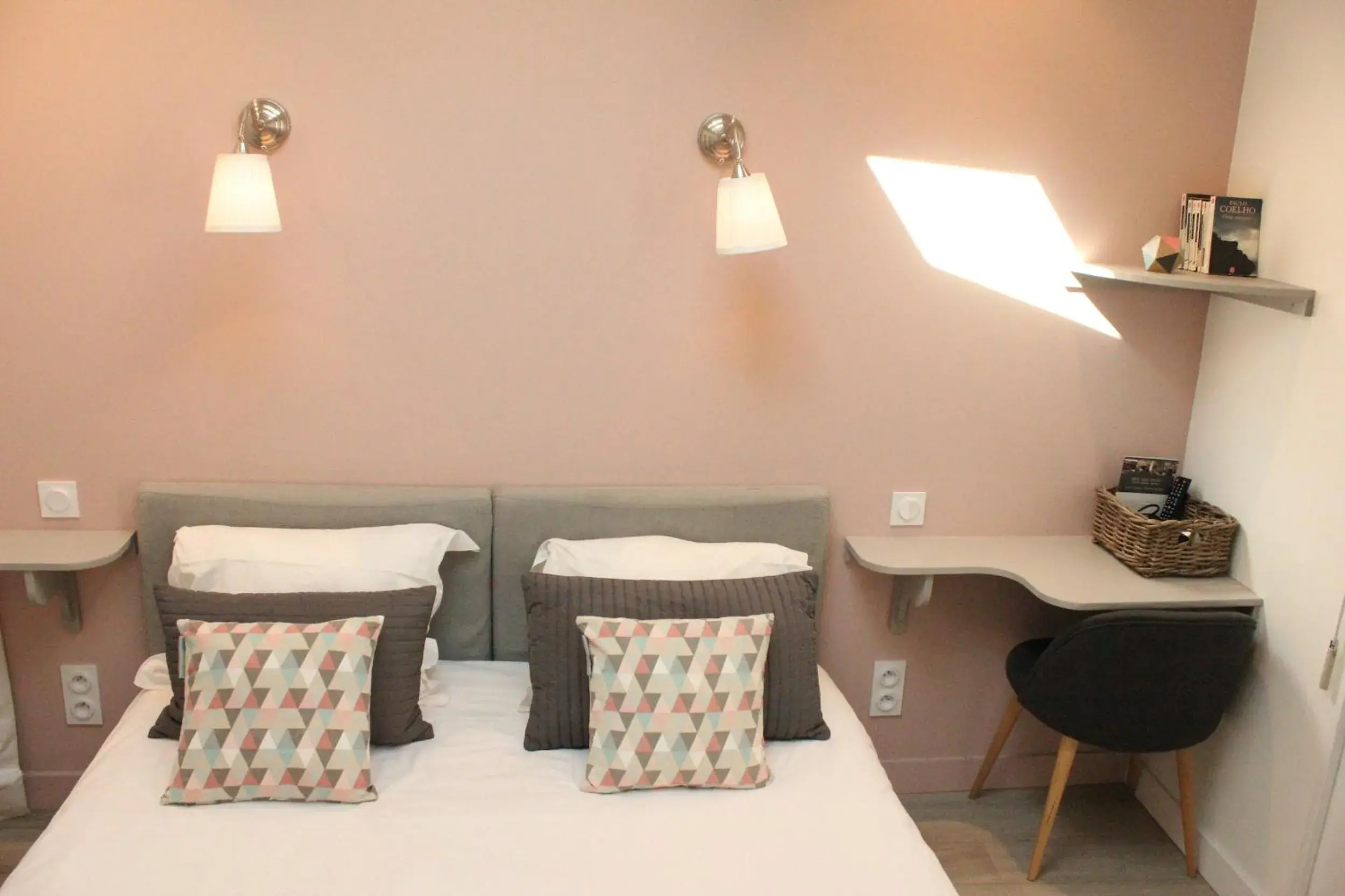Bedroom, Lounge/Bar in Hotel Saint-Michel
