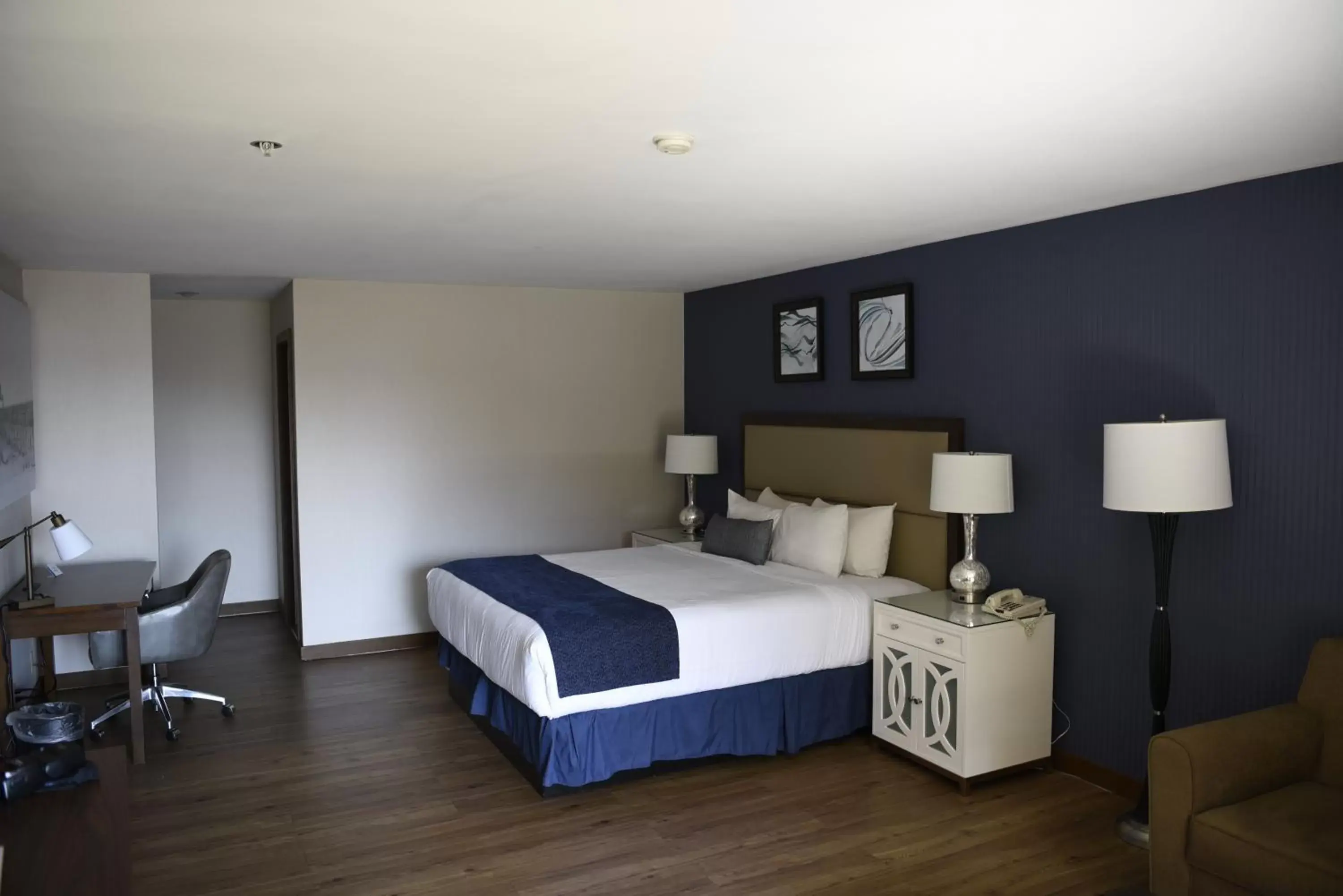 Photo of the whole room, Bed in Bodega Coast Inn and Suites