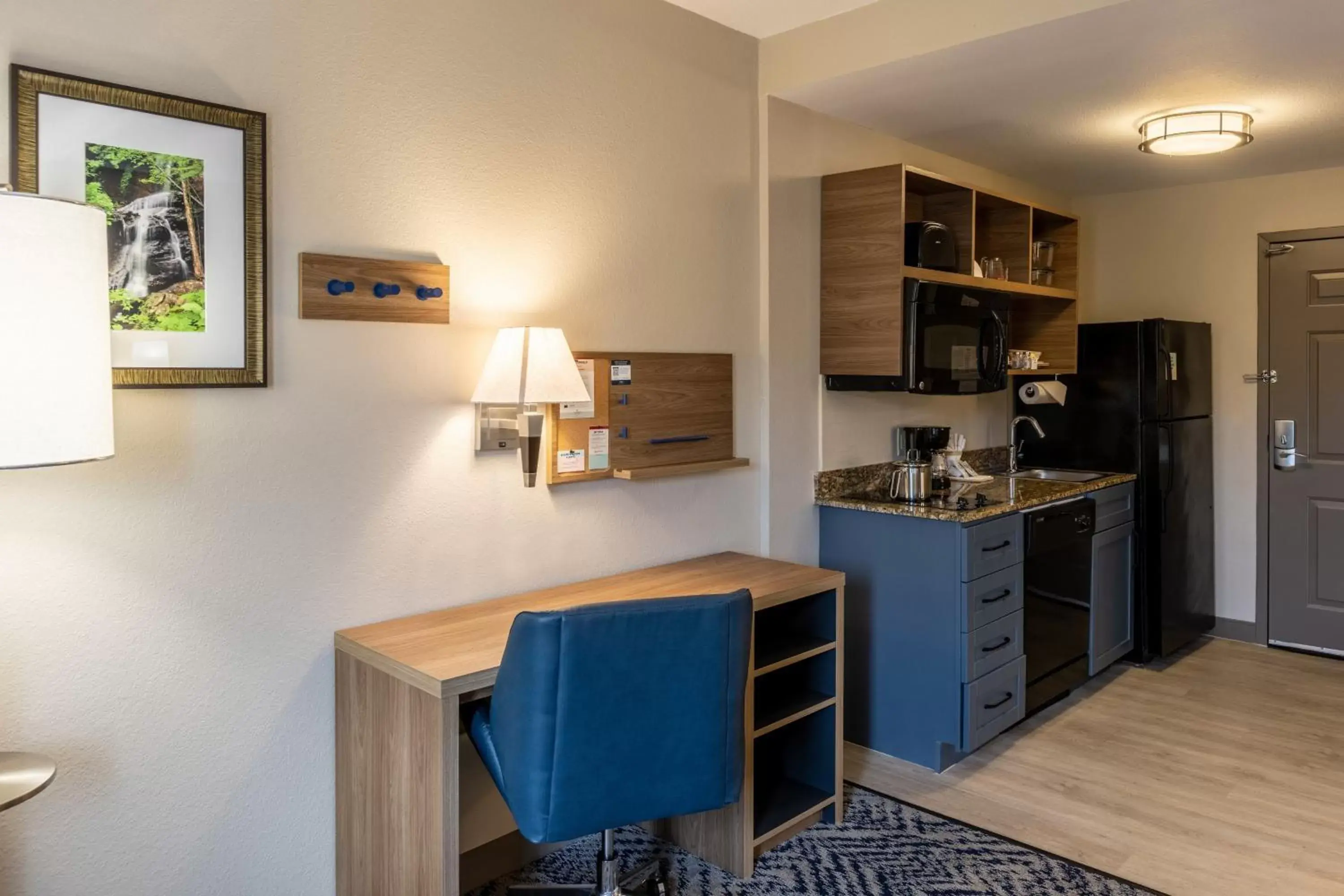 Photo of the whole room, Kitchen/Kitchenette in Candlewood Suites - Bluffton-Hilton Head, an IHG Hotel