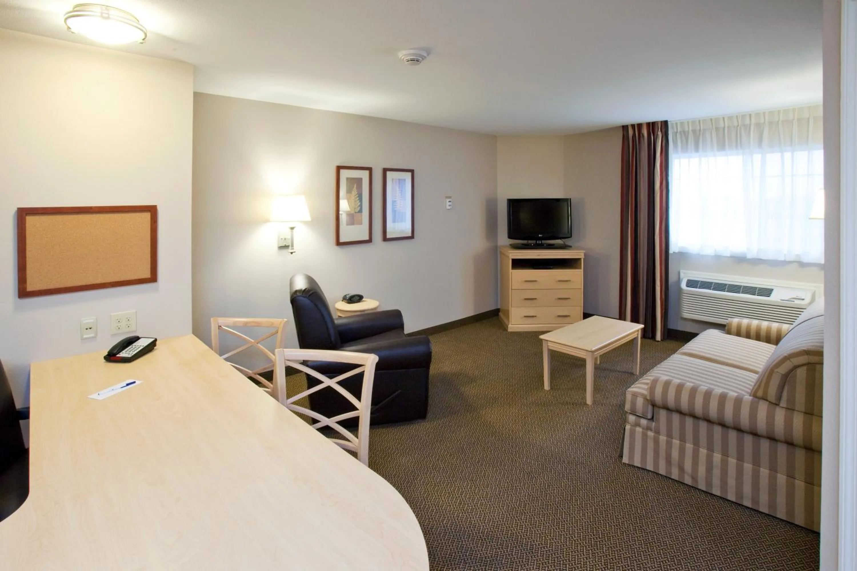 Photo of the whole room, Bed in Candlewood Suites Minot by IHG