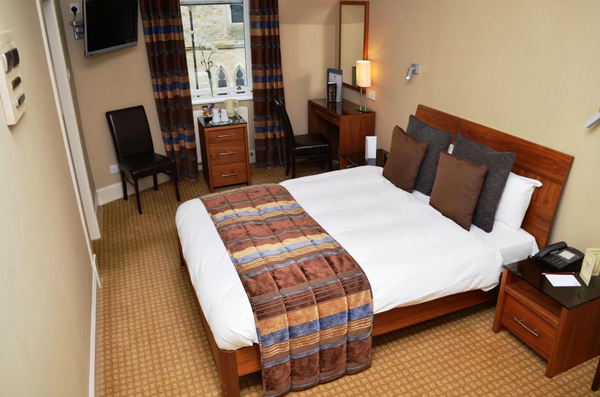 Bedroom, Bed in Royal Hotel