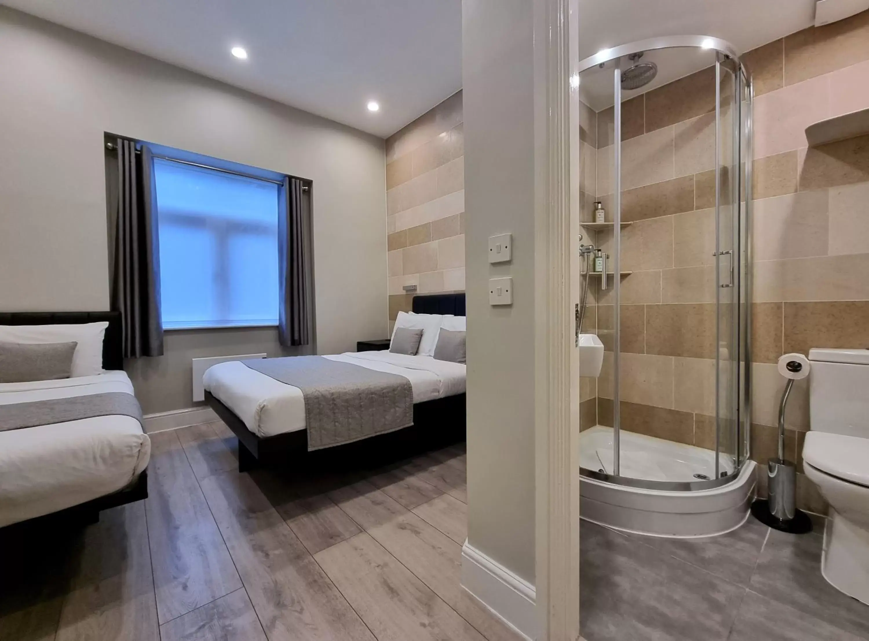 Bedroom, Bathroom in NOX Hyde Park