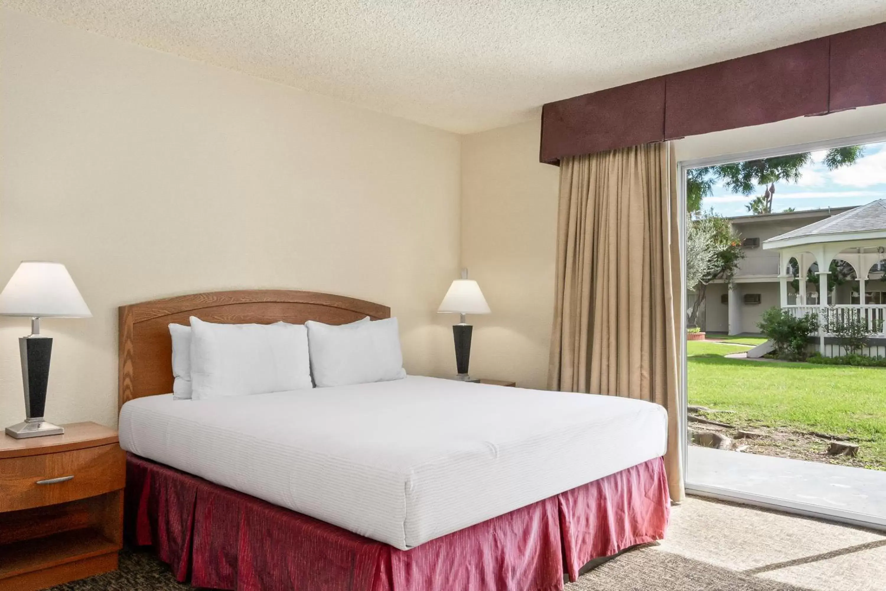 Bedroom, Bed in Golden Sails Hotel