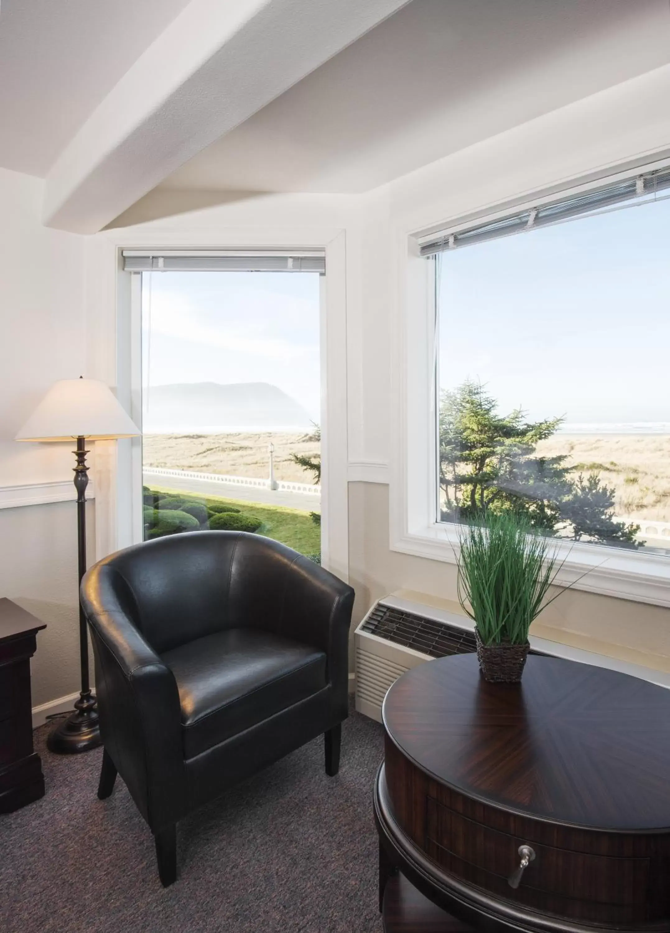 Queen Room with Sea View in The Seaside Oceanfront Inn