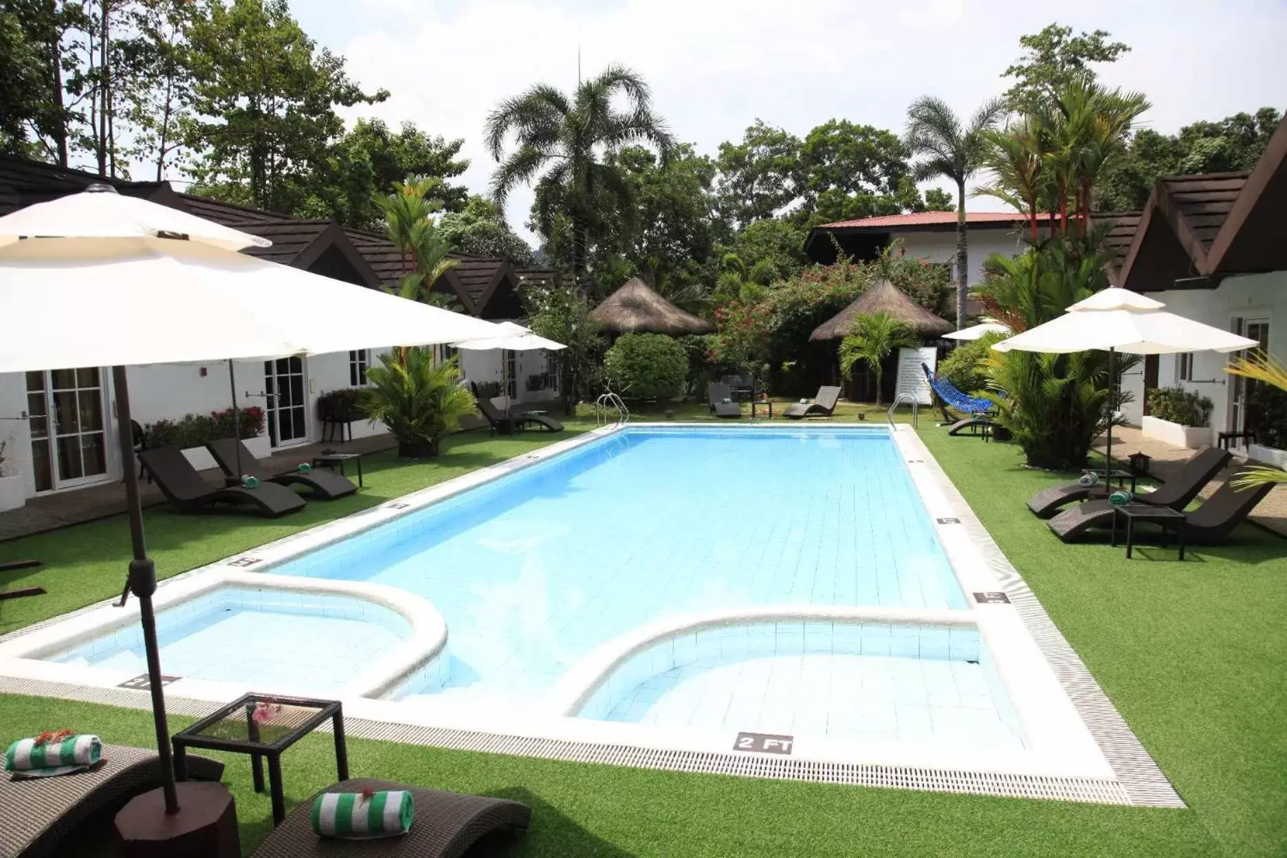 Swimming Pool in Sunz en Coron Resort