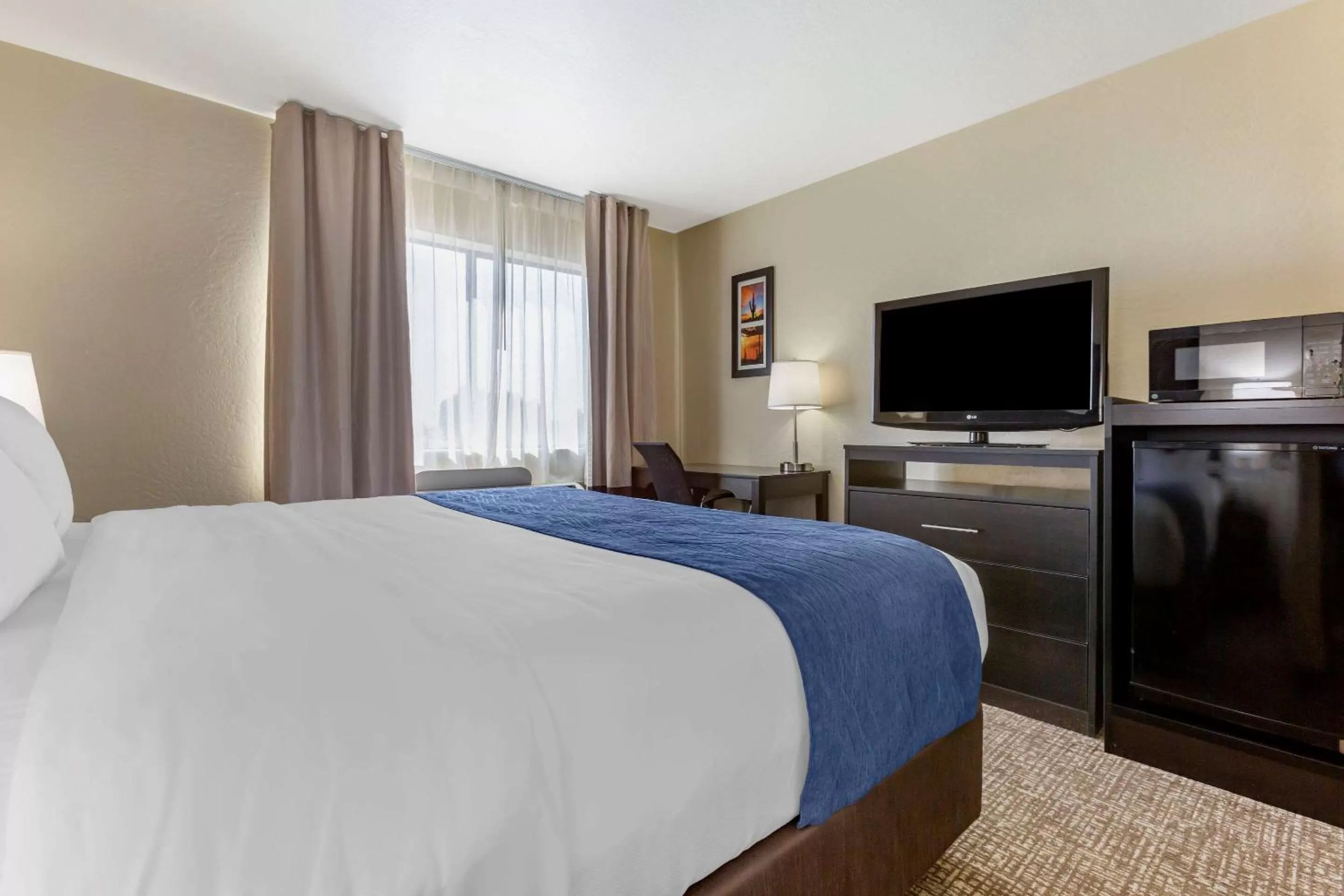 Photo of the whole room, Bed in Comfort Inn & Suites Surprise Near Sun City West