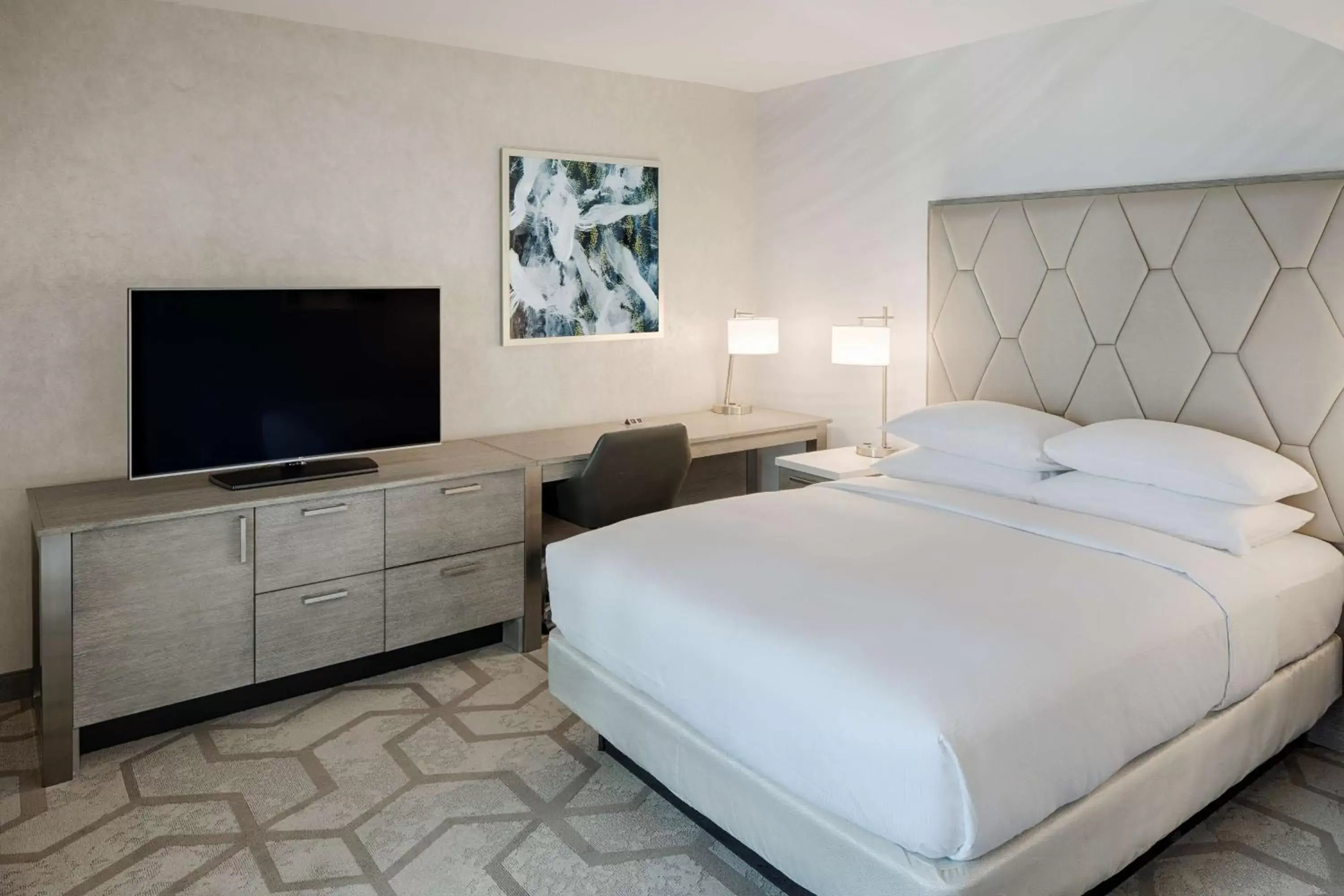 Bedroom, Bed in The Kingsley Bloomfield Hills - a DoubleTree by Hilton