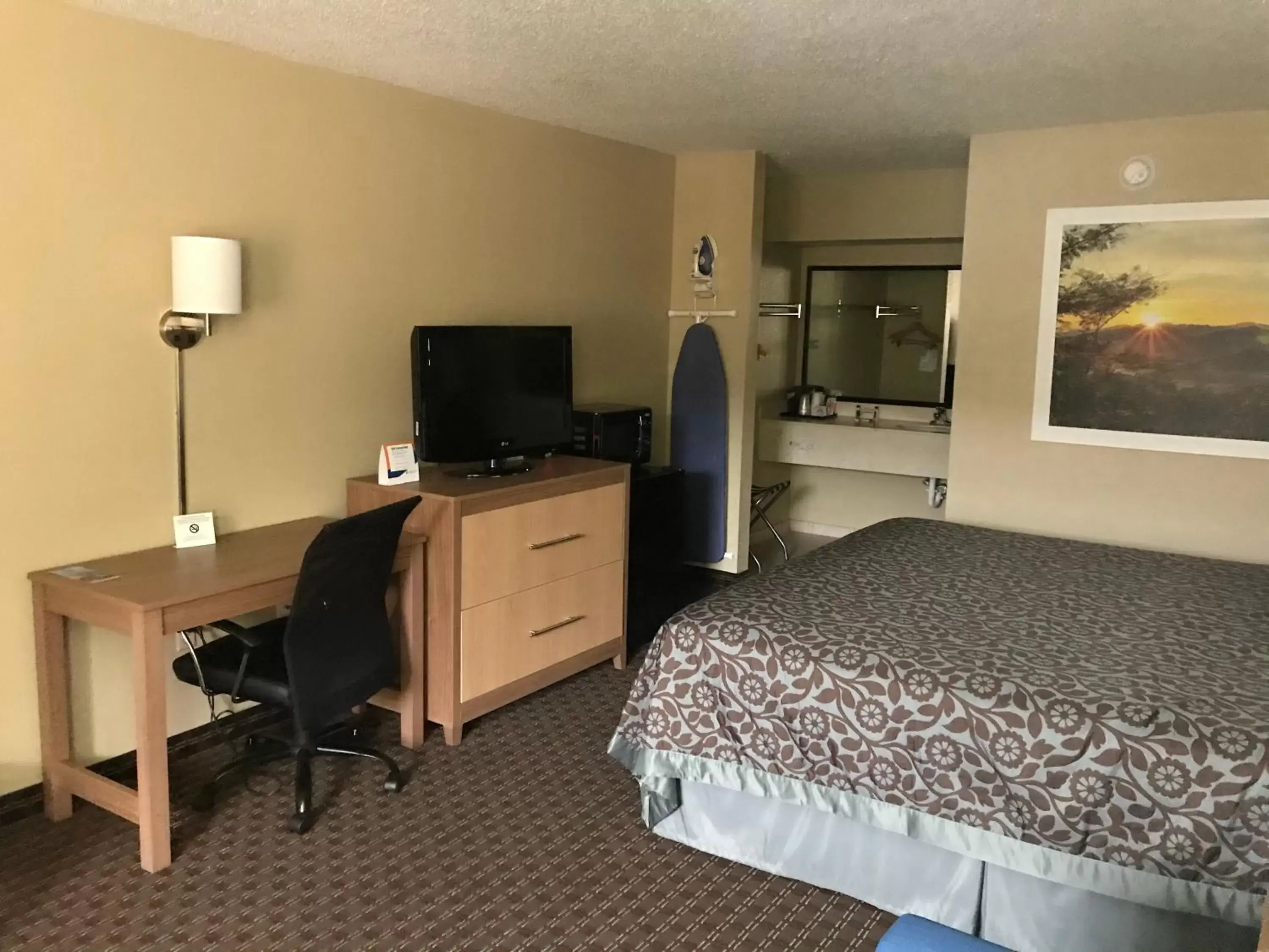 Bedroom, Bed in Days Inn By Wyndham Lexington-Columbia