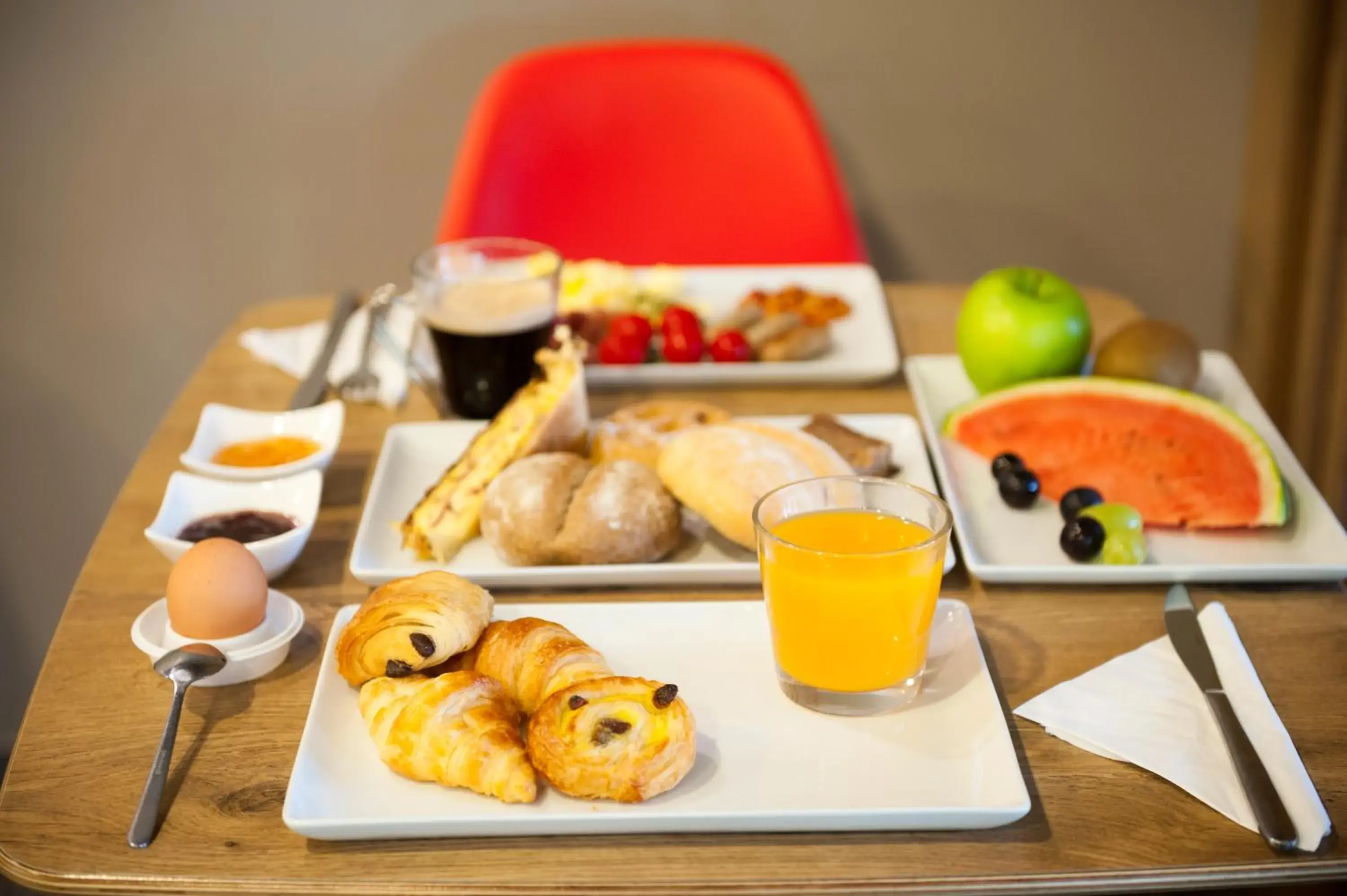 Lounge or bar, Breakfast in Ibis Madrid Aeropuerto Barajas