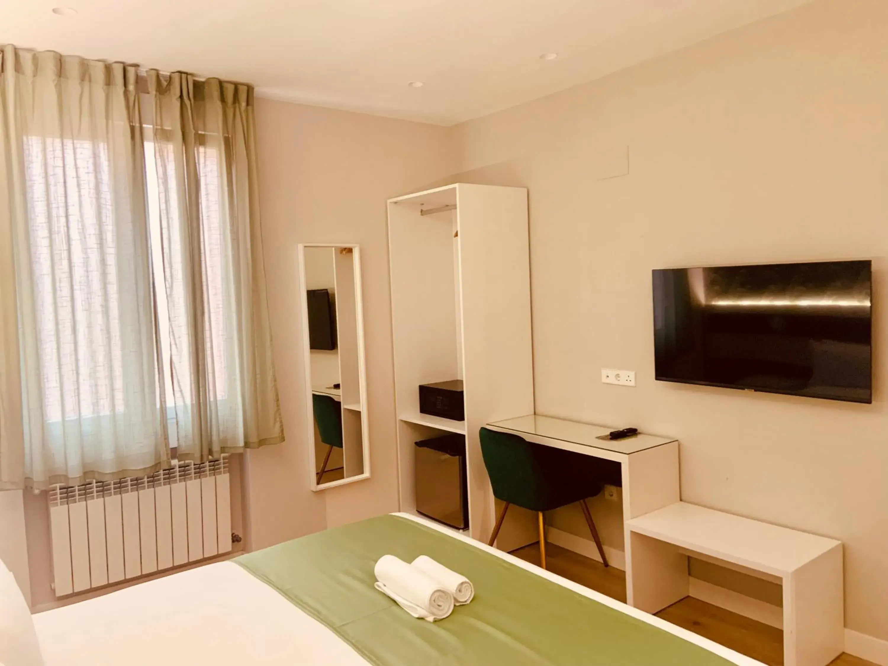 Bed, TV/Entertainment Center in Hostal Abadia Madrid