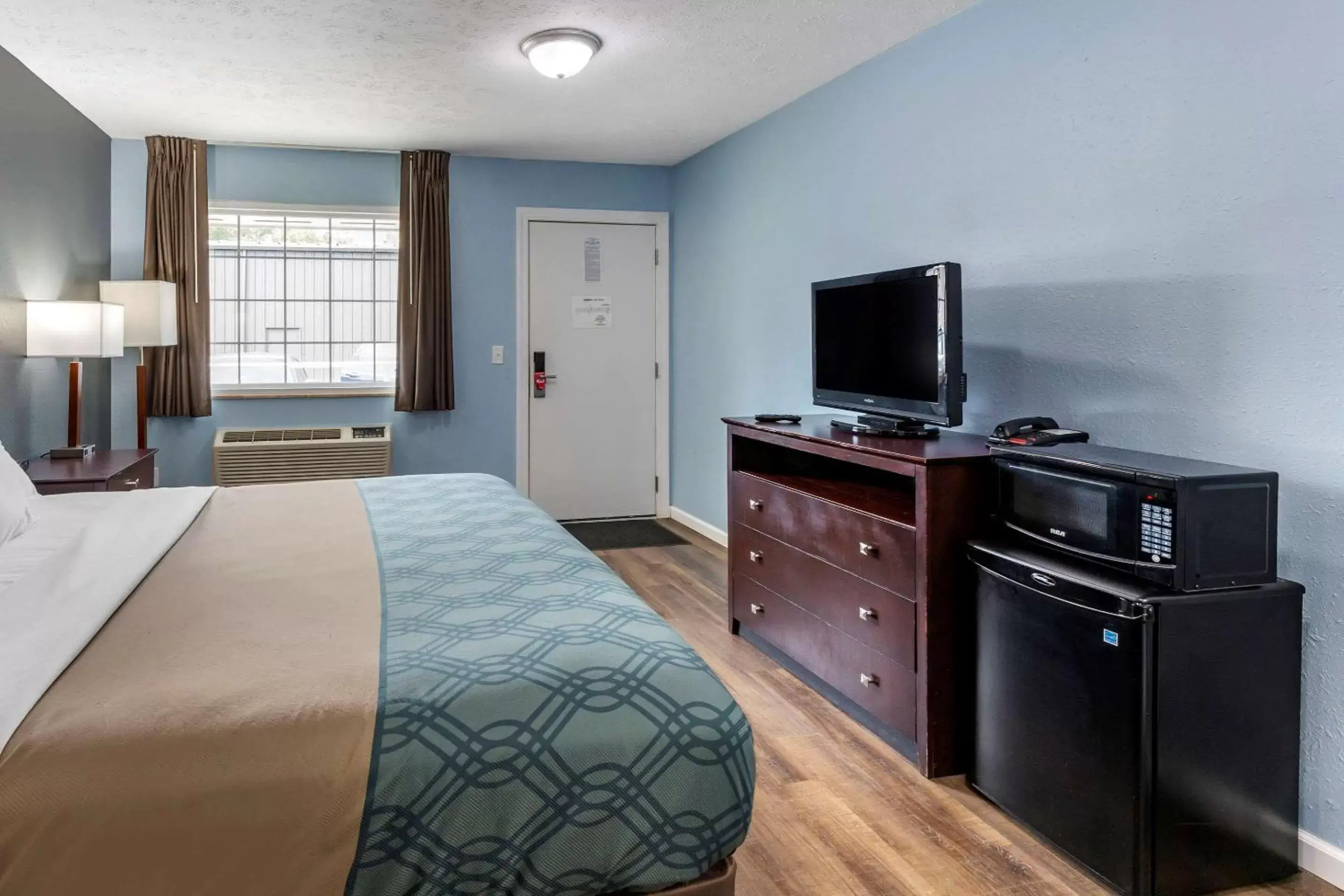 Photo of the whole room, TV/Entertainment Center in Econo Lodge Inn & Suites South Sandusky