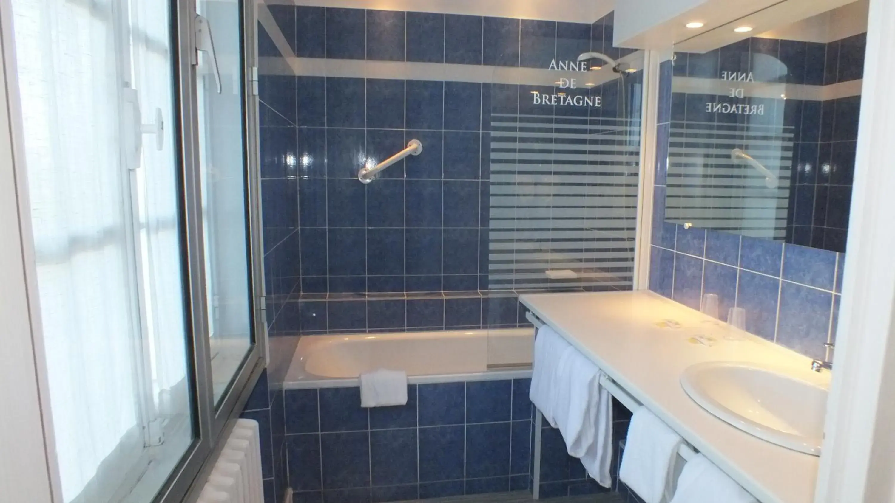 Bathroom in Hotel Anne De Bretagne