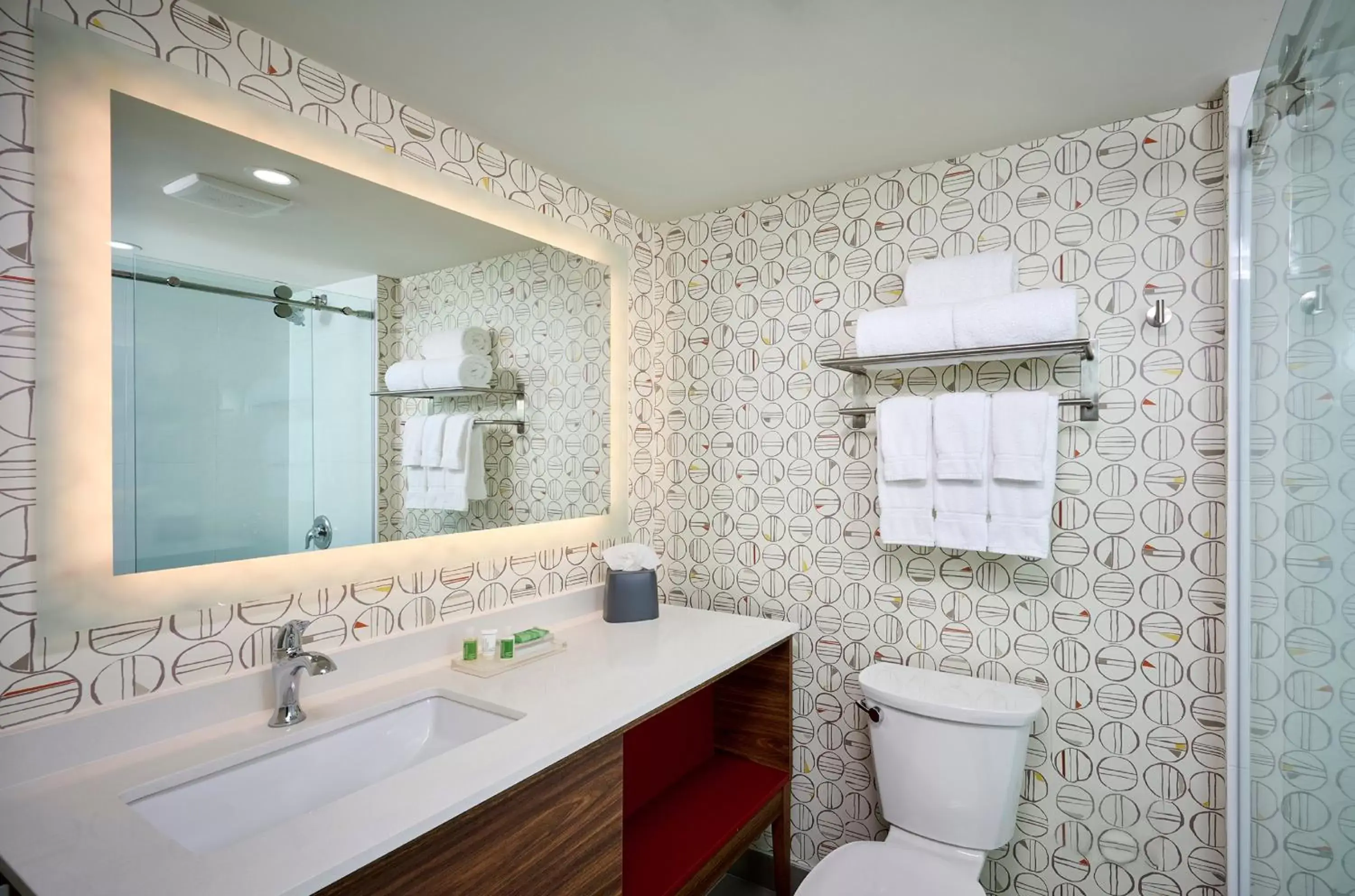 Photo of the whole room, Bathroom in Holiday Inn & Suites Oakville at Bronte, an IHG Hotel