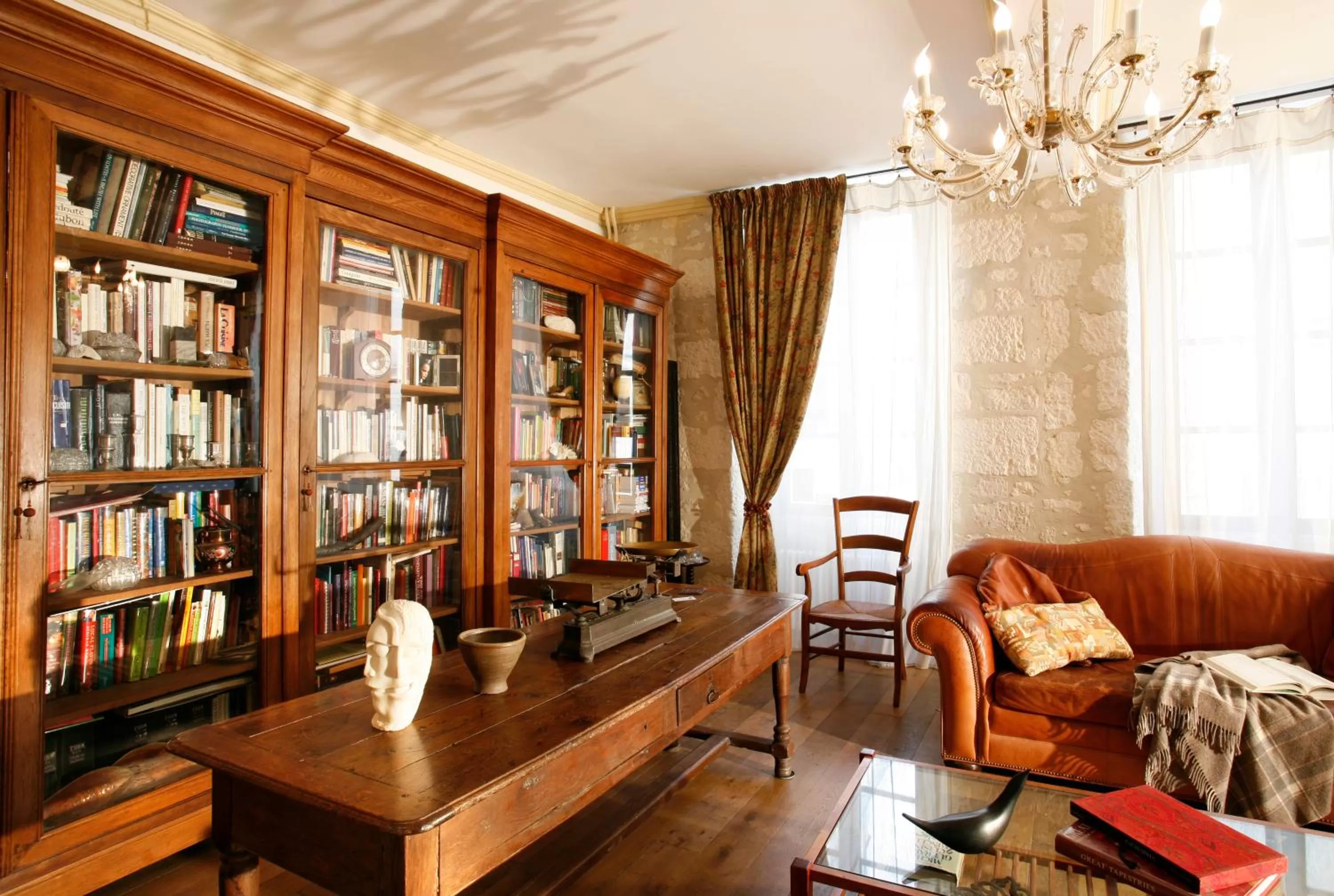 Dining area in La Porte Rouge - The Red Door Inn