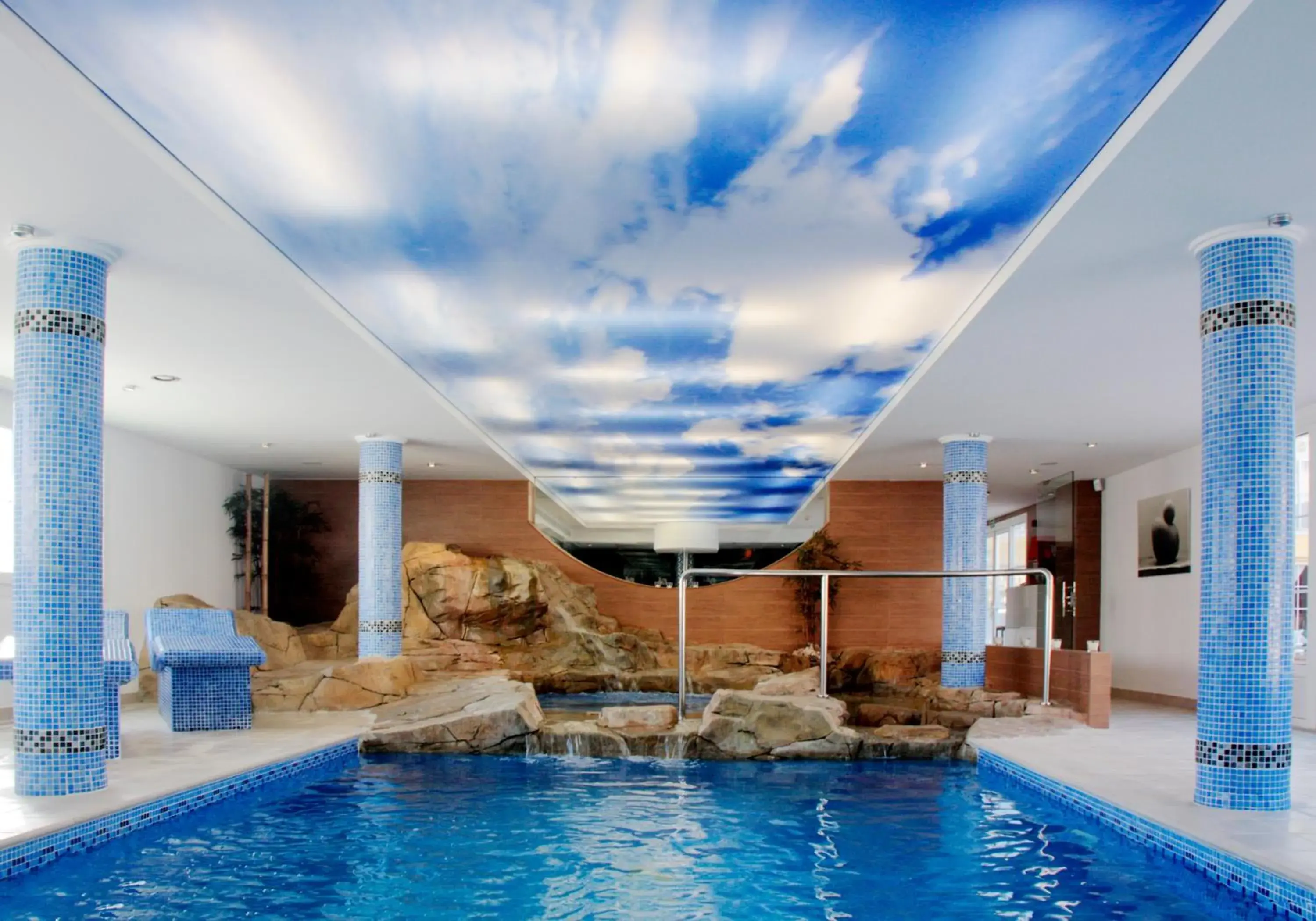 Hot Spring Bath, Swimming Pool in Hotel Capricho