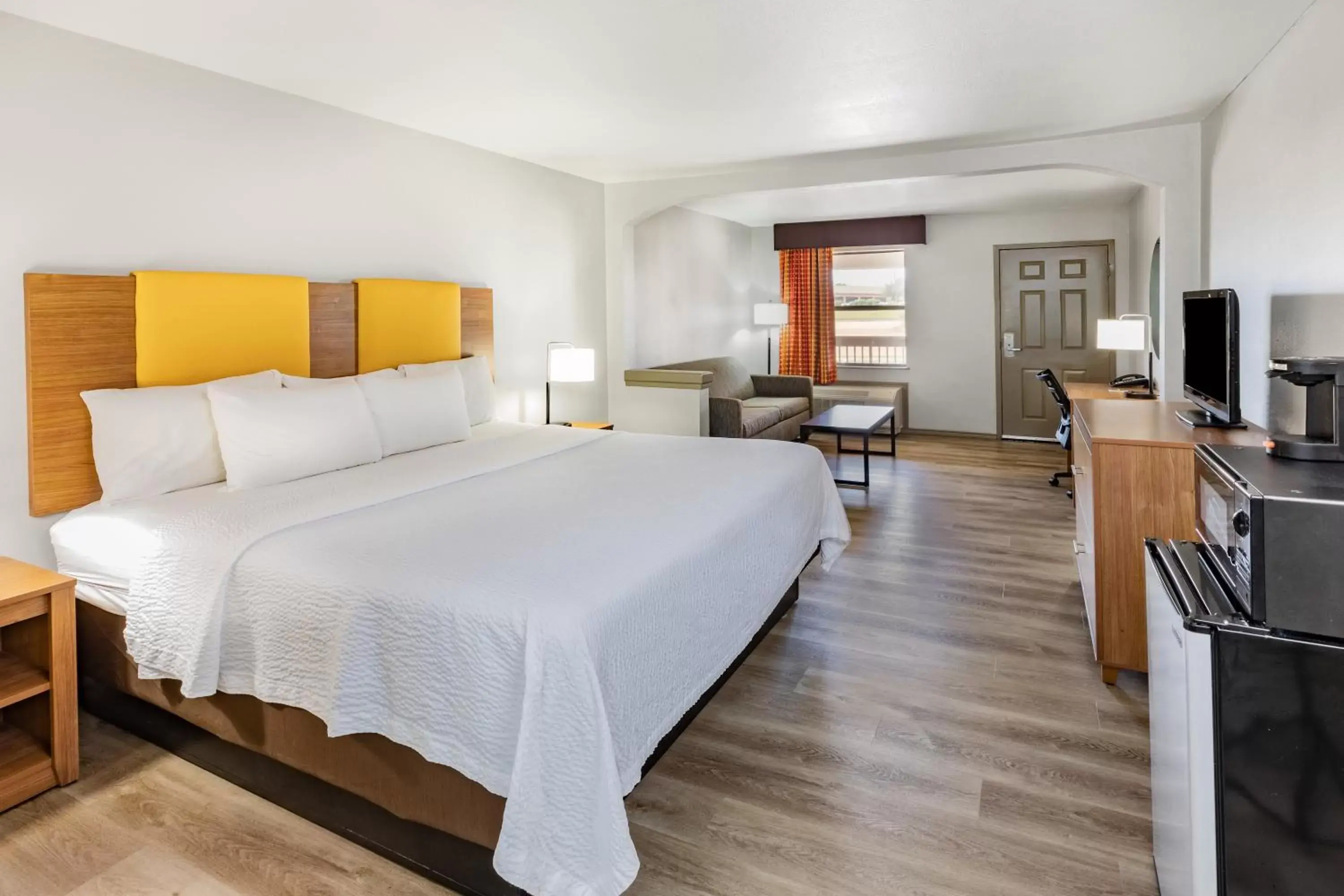 Bed in Days Inn & Suites by Wyndham Huntsville