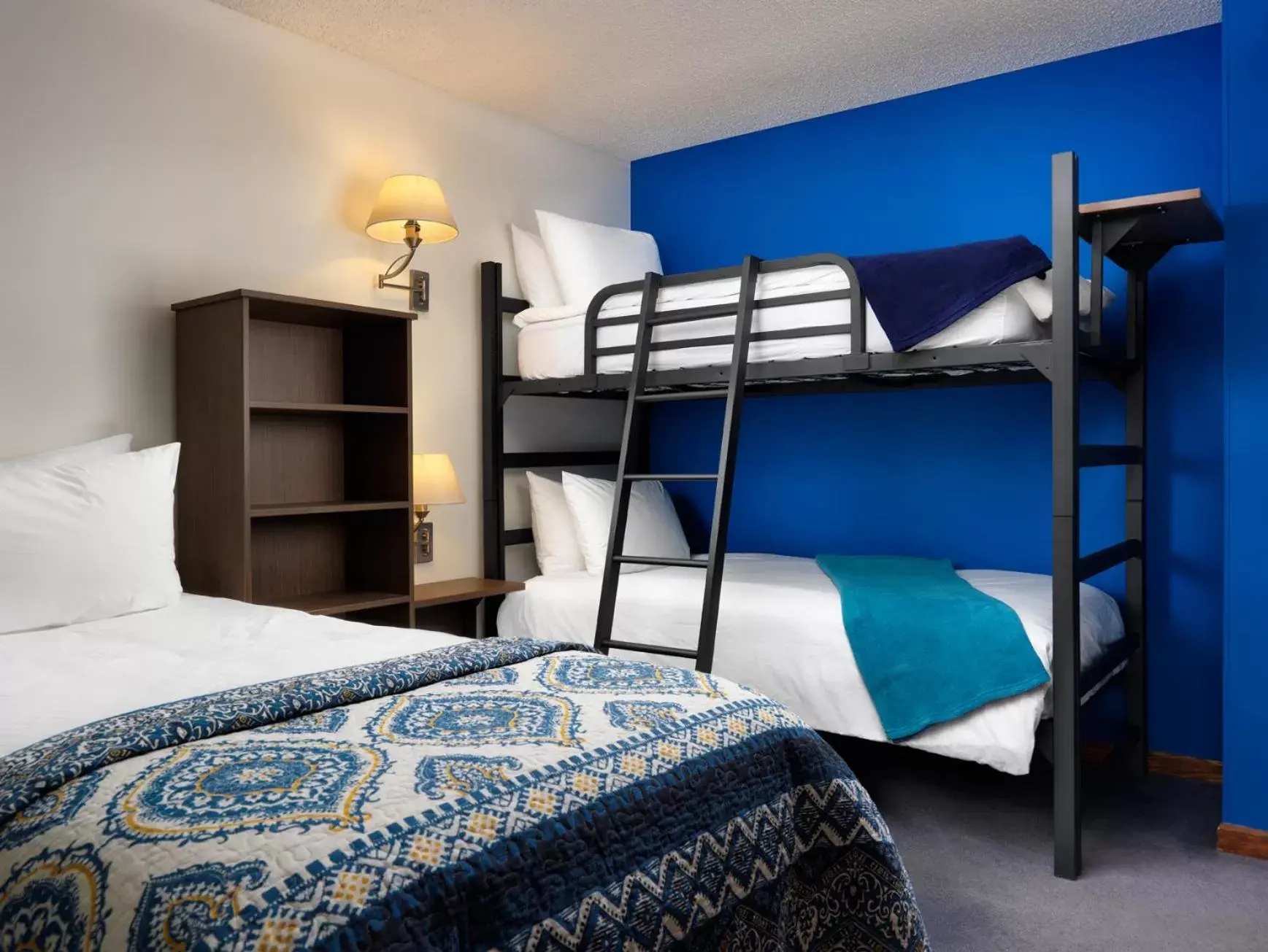 Bedroom, Bunk Bed in Huntingdon Manor Hotel