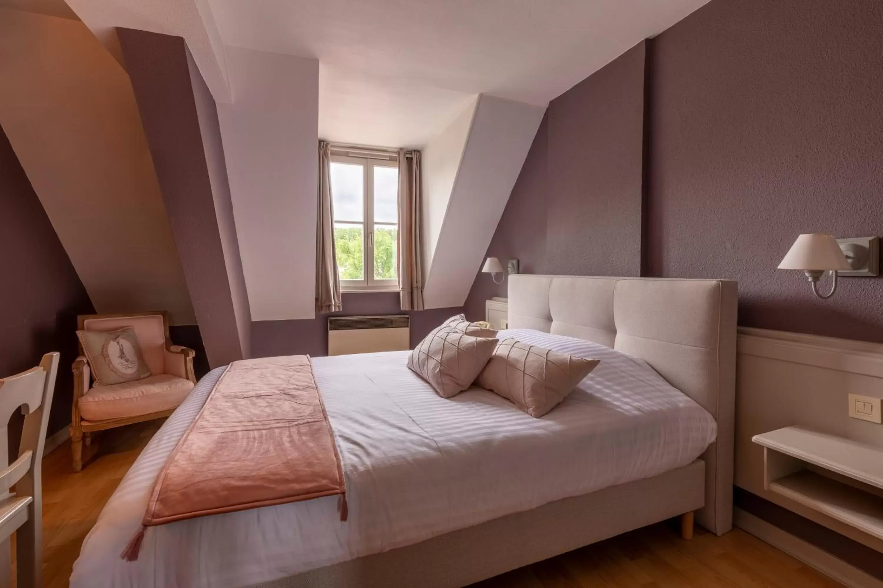 Photo of the whole room, Bed in The Originals City, Hôtel de la Balance, Montbéliard