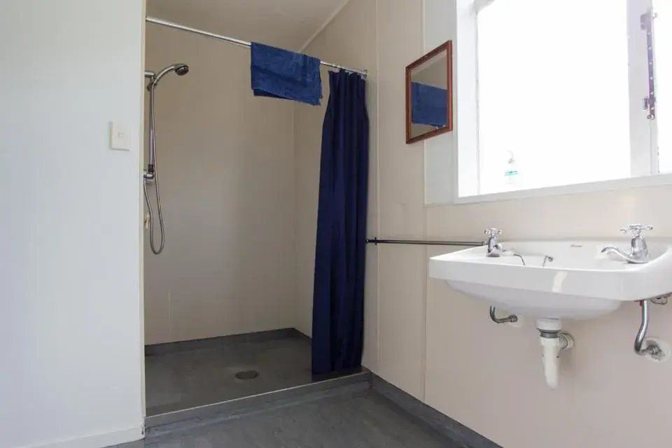 Bathroom in Sequoia Lodge Backpackers