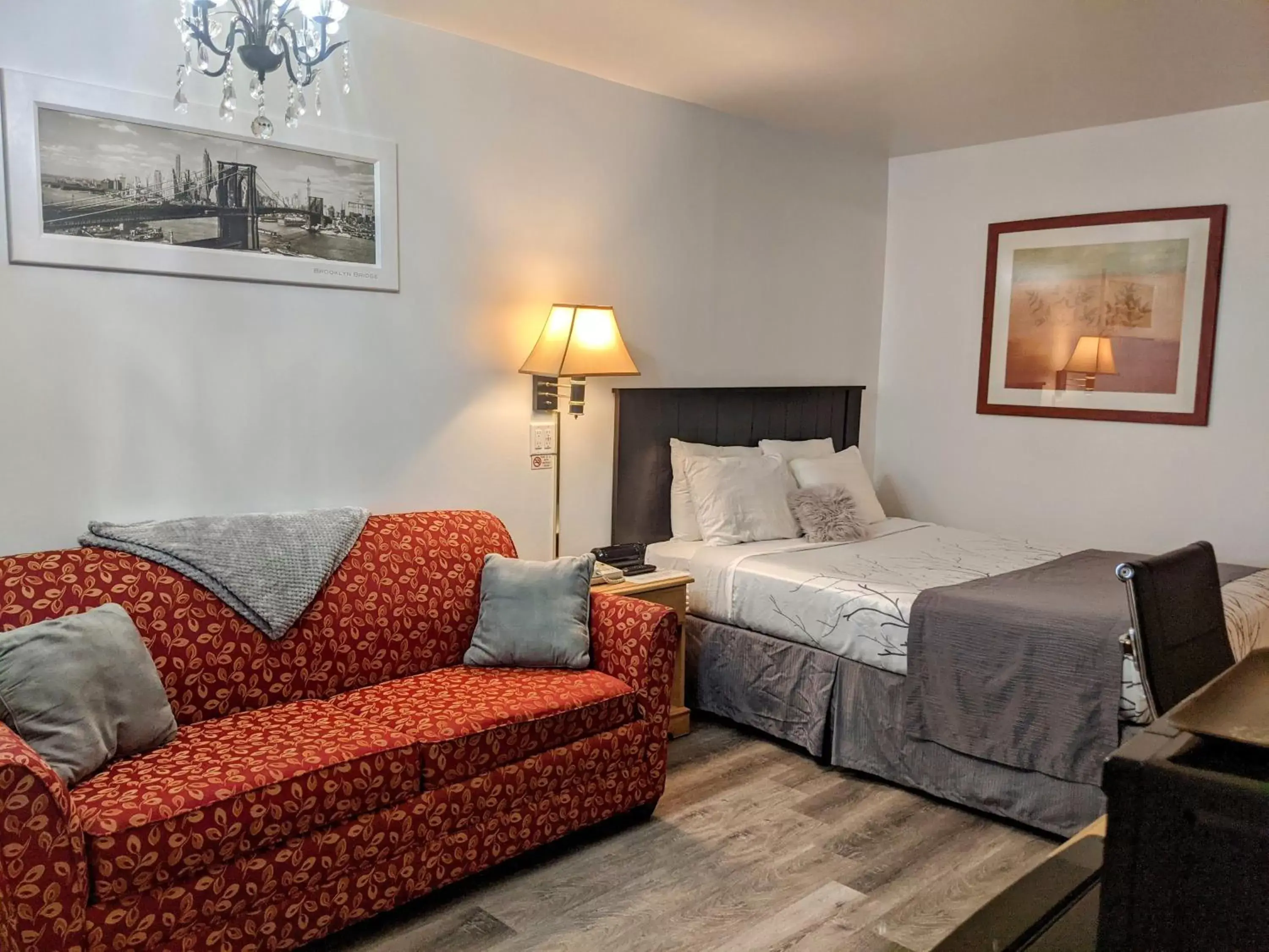 Bedroom, Bed in Skyview Motel - Prairie du Sac