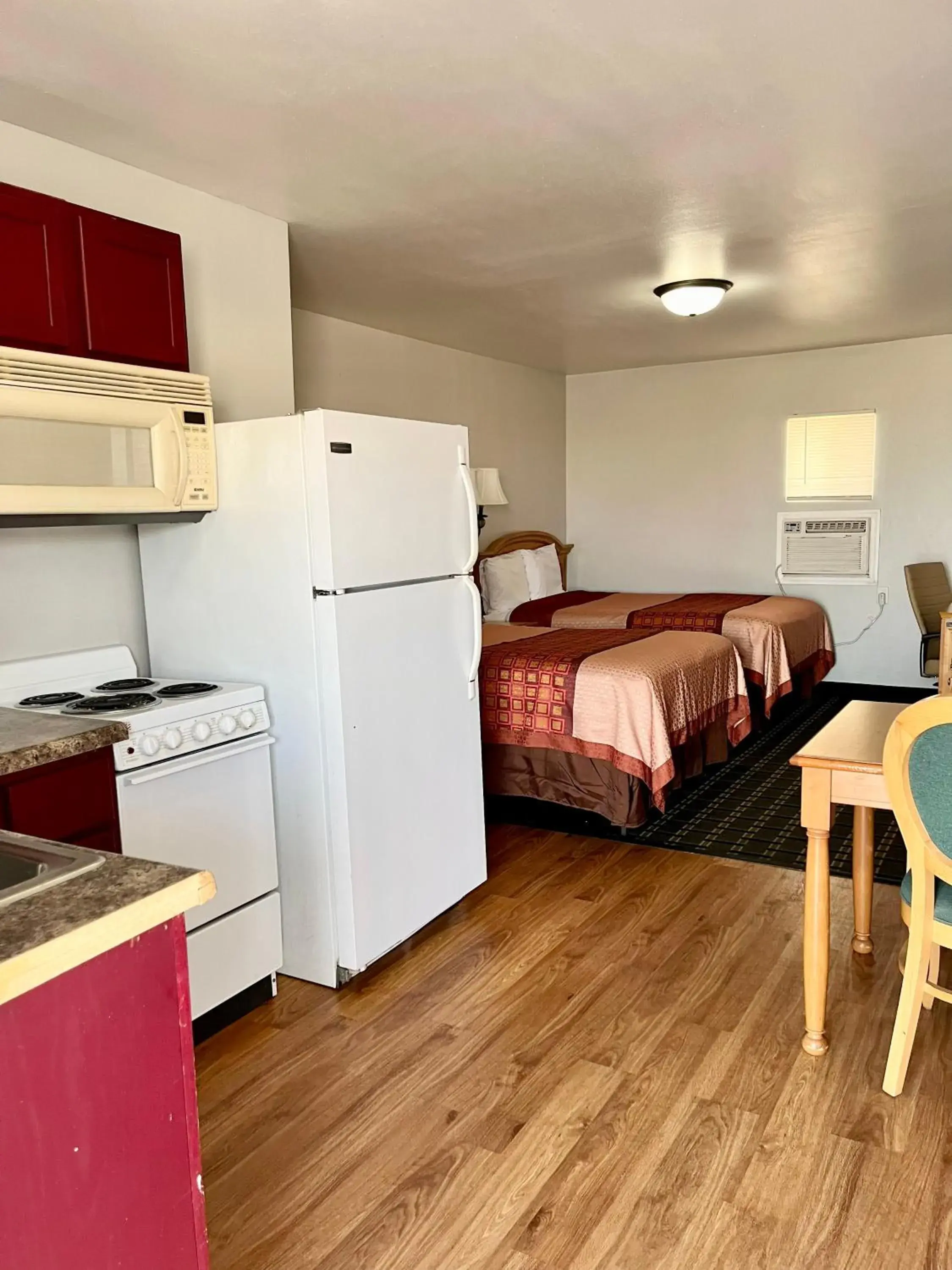 Kitchen/Kitchenette in Chief Motel