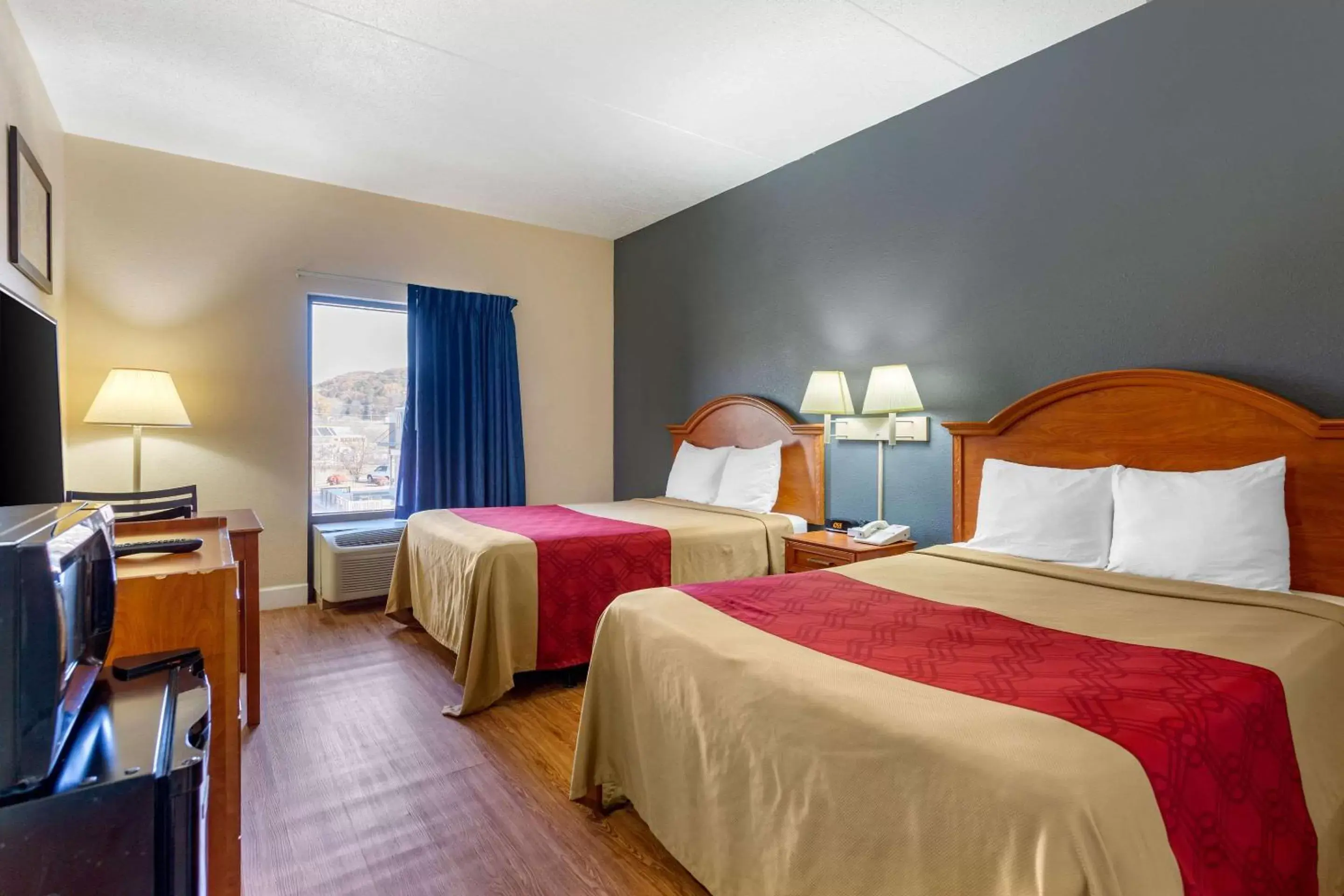 Photo of the whole room, Bed in Econo Lodge Lookout Mountain