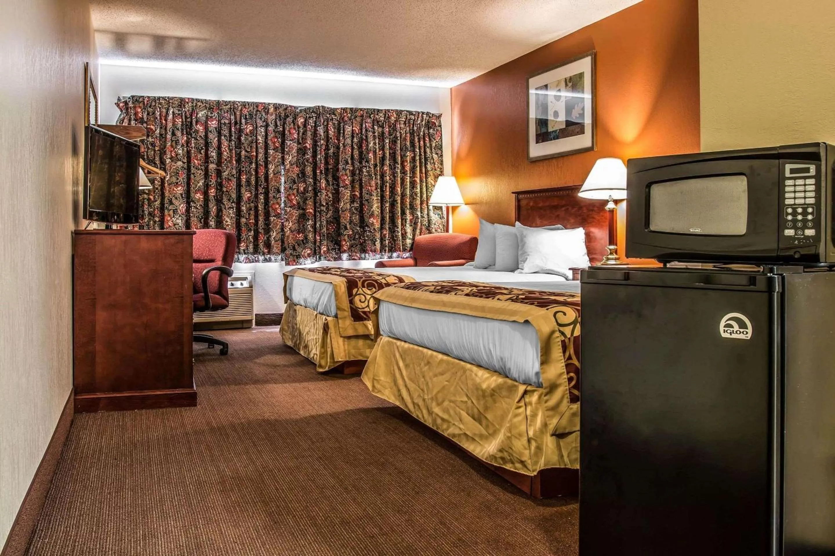 Photo of the whole room, Bed in Rodeway Inn Muskegon Airport