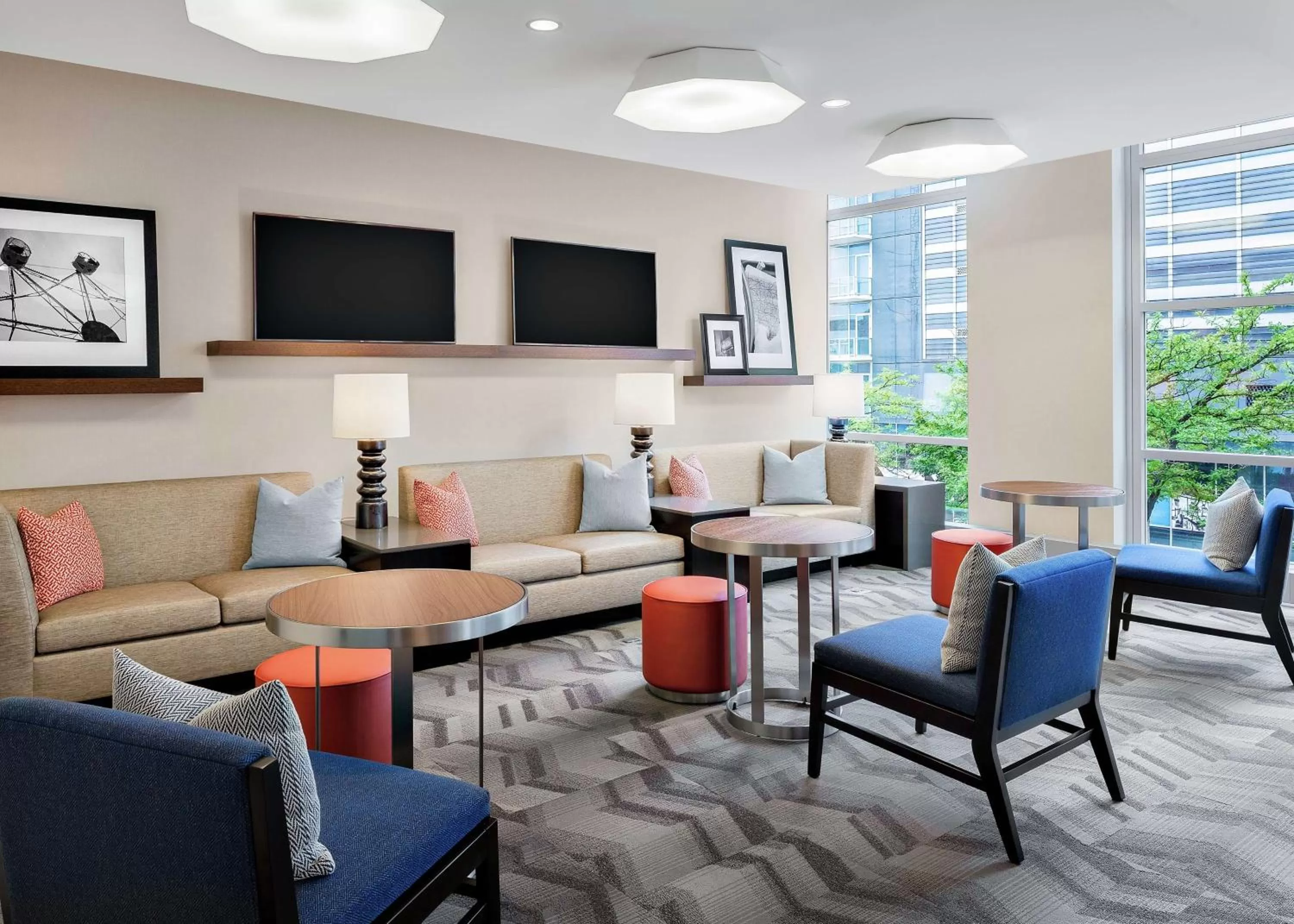 Dining area in Hampton Inn Chicago McCormick Place