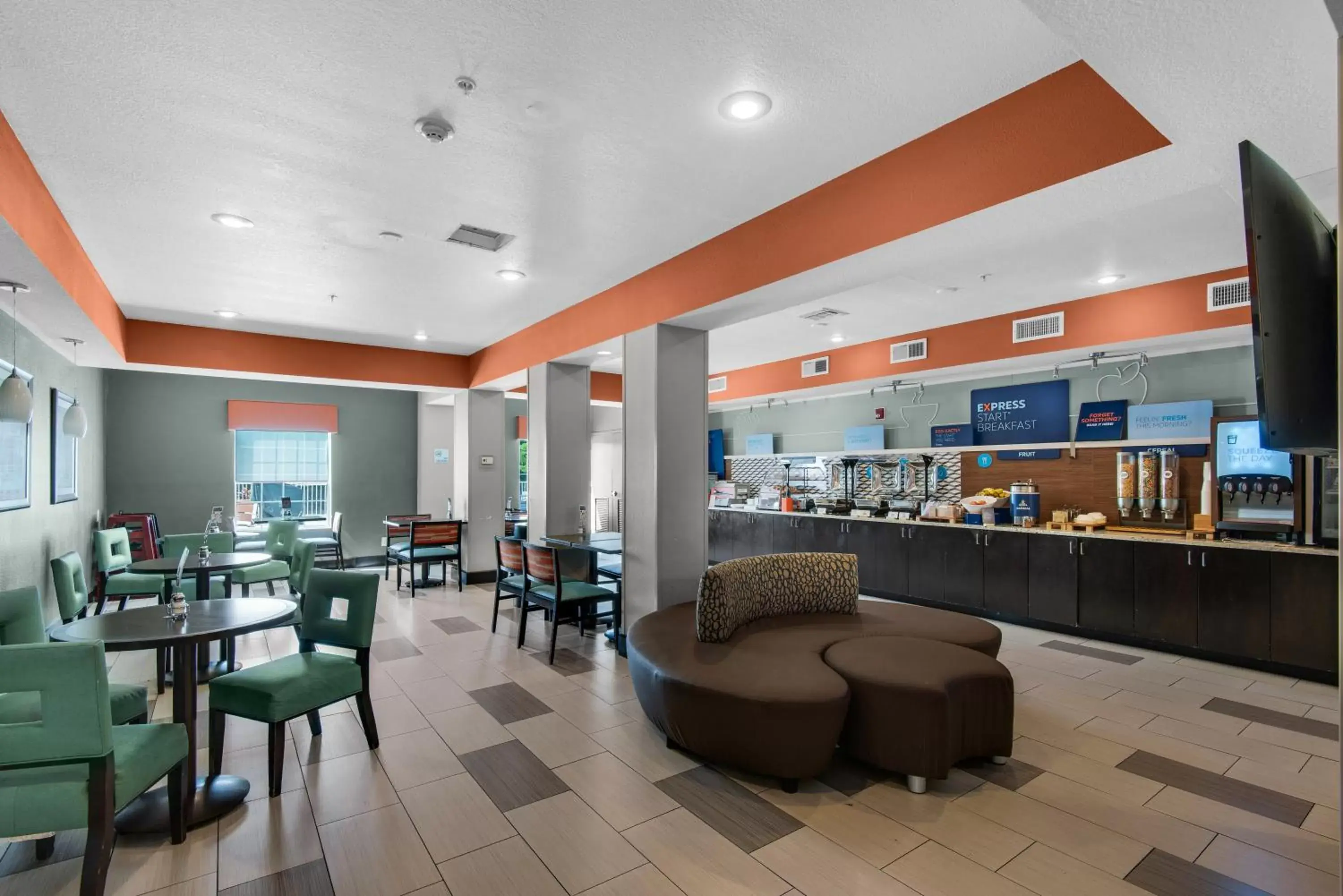 Seating area, Restaurant/Places to Eat in Holiday Inn Express Destin E - Commons Mall Area, an IHG Hotel