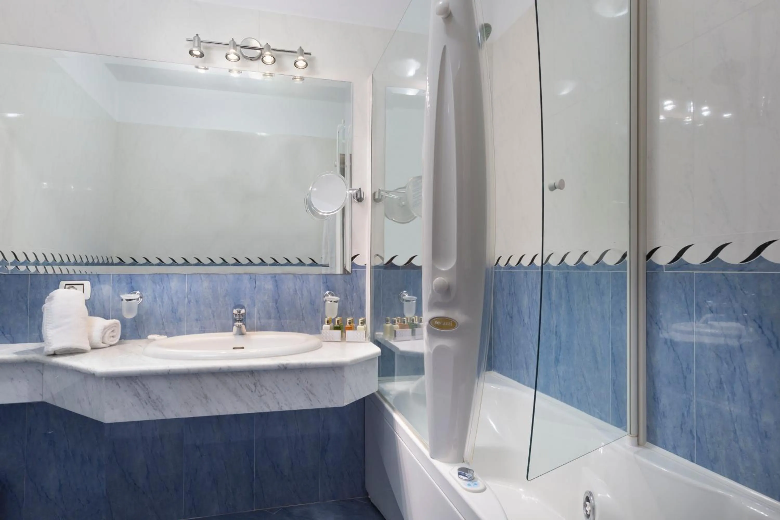 Shower in Gabbiano Azzurro Hotel & Suites
