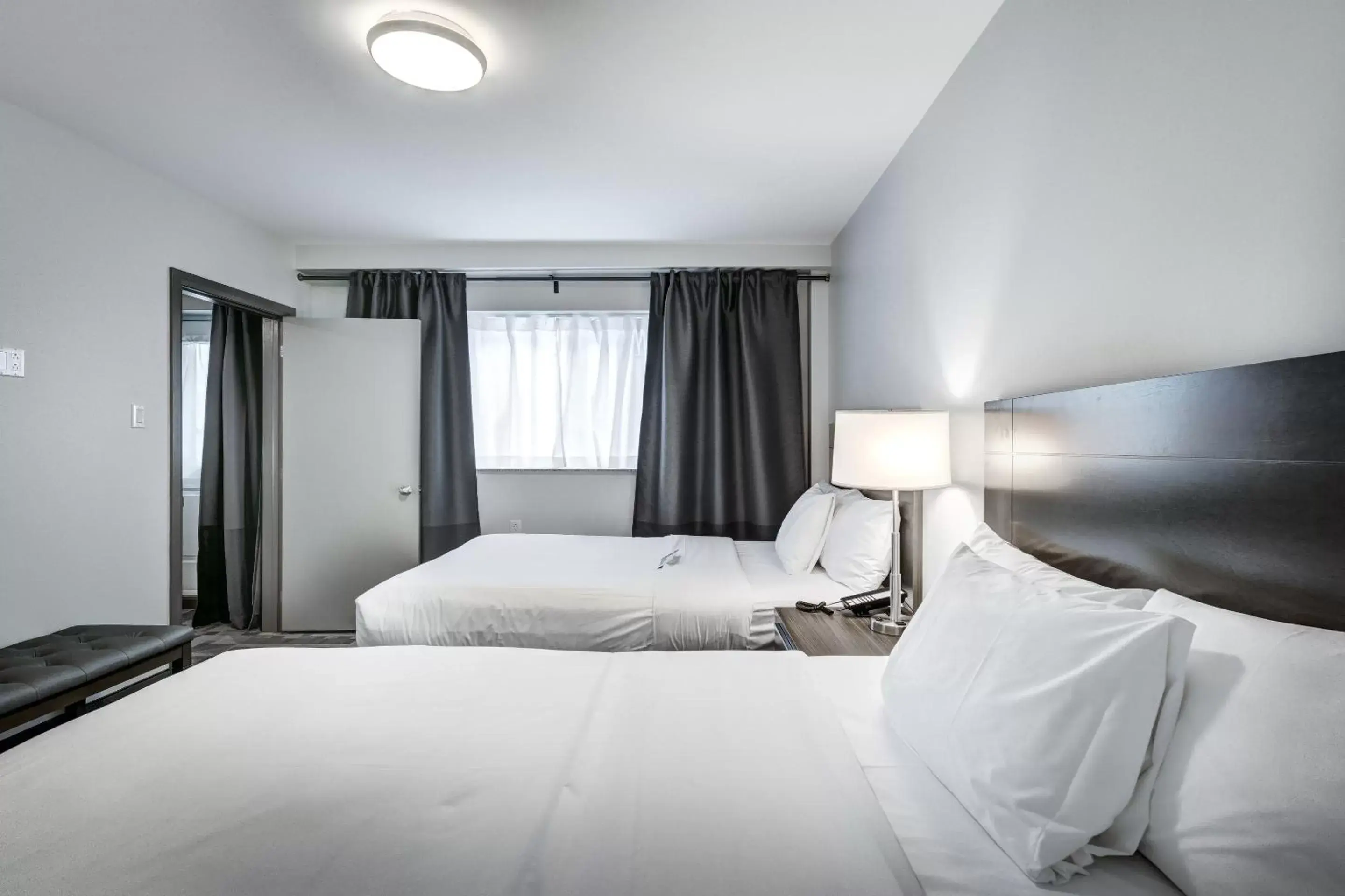Bedroom, Bed in Terrasse Royale Hotel