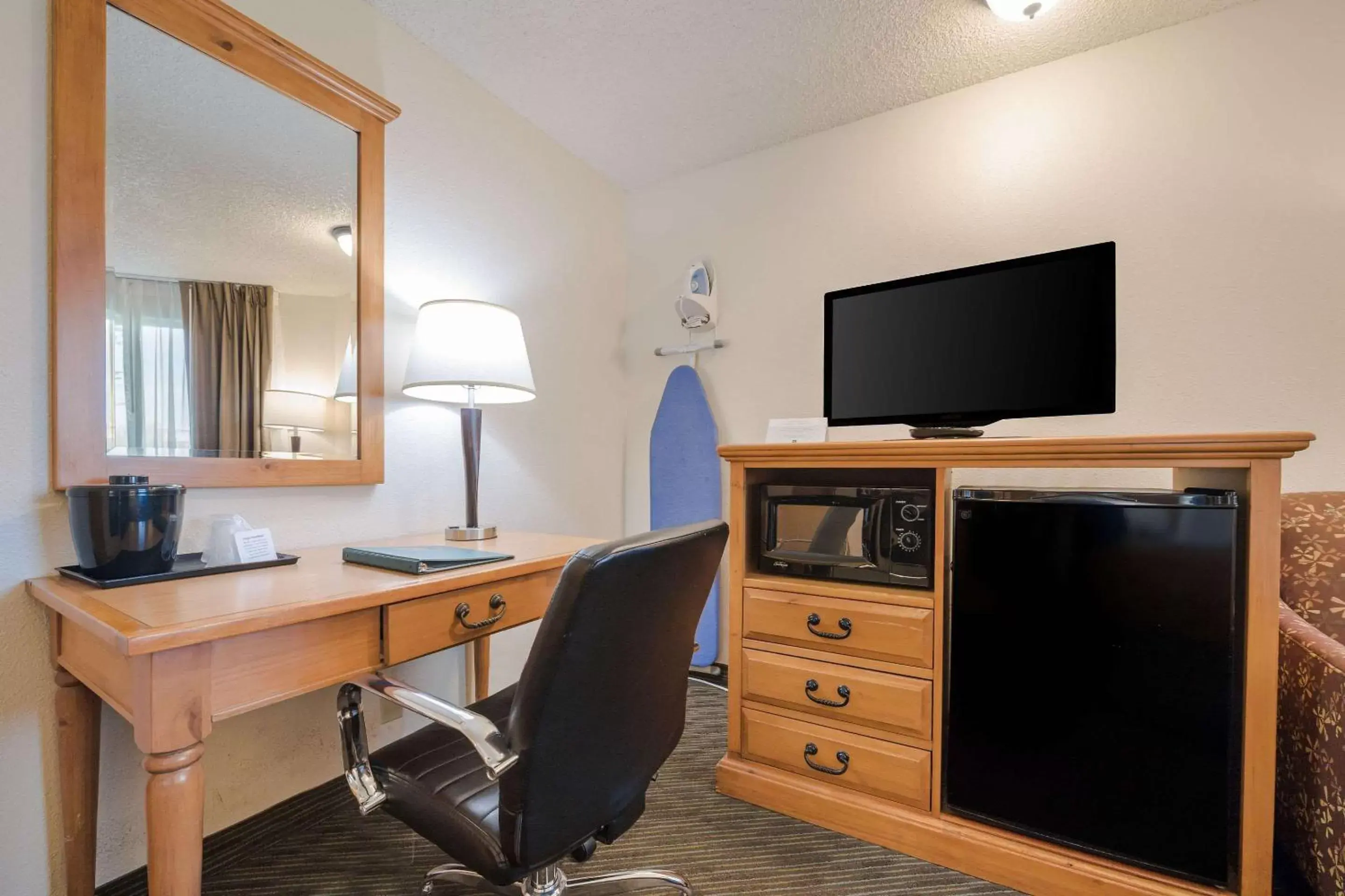 Photo of the whole room, TV/Entertainment Center in Quality Inn & Suites Silverdale Bangor-Keyport