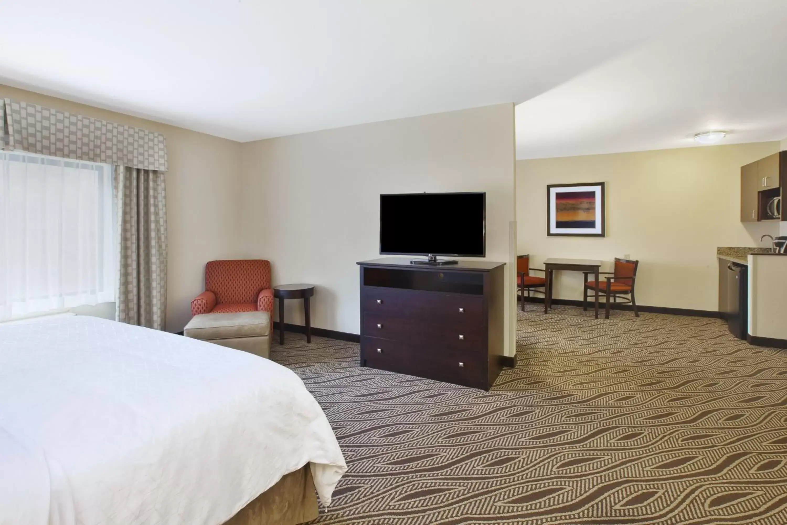 Bedroom, TV/Entertainment Center in Holiday Inn Express & Suites Washington - Meadow Lands, an IHG Hotel