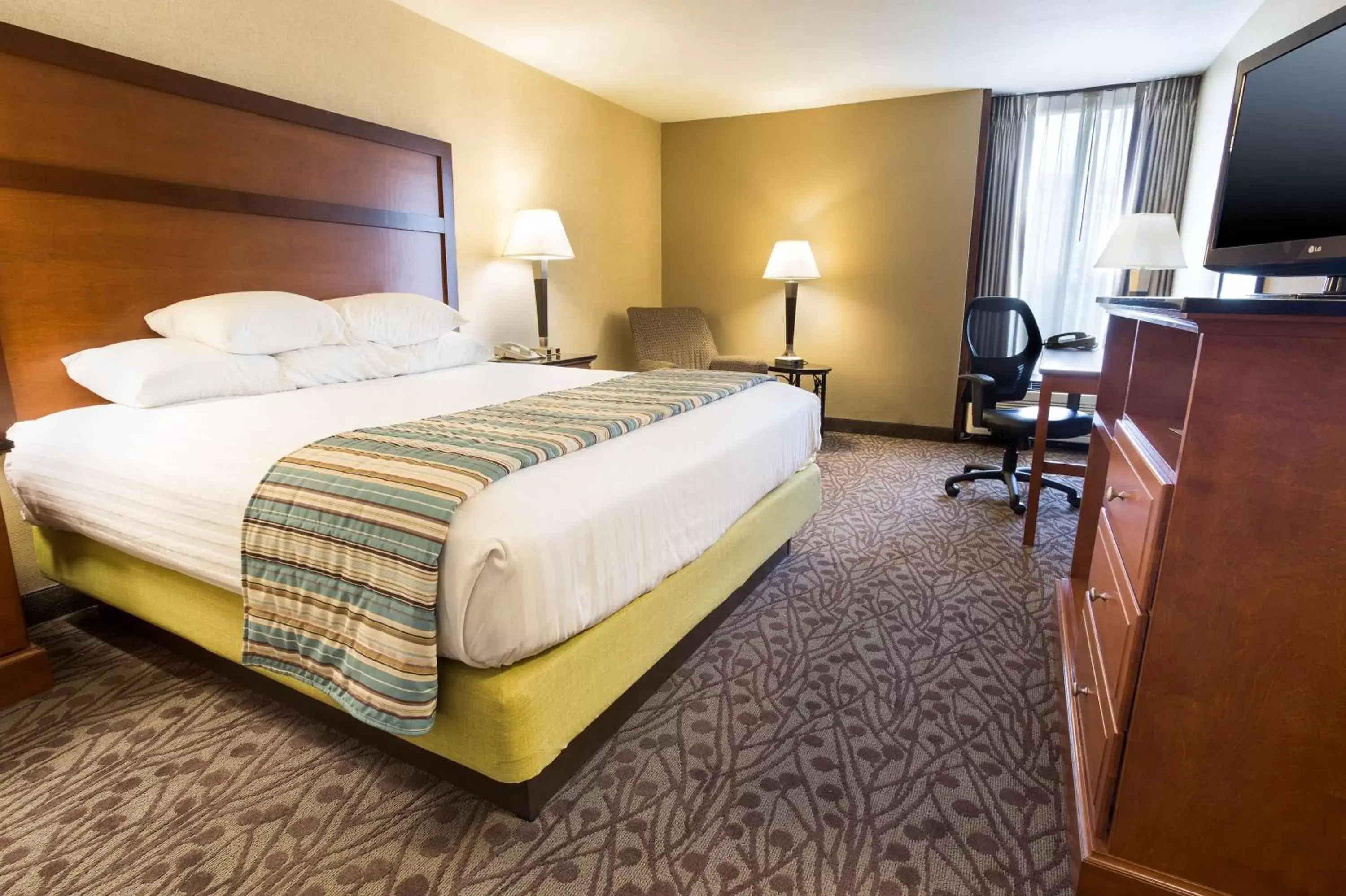 Photo of the whole room, Bed in Drury Inn & Suites Atlanta Airport