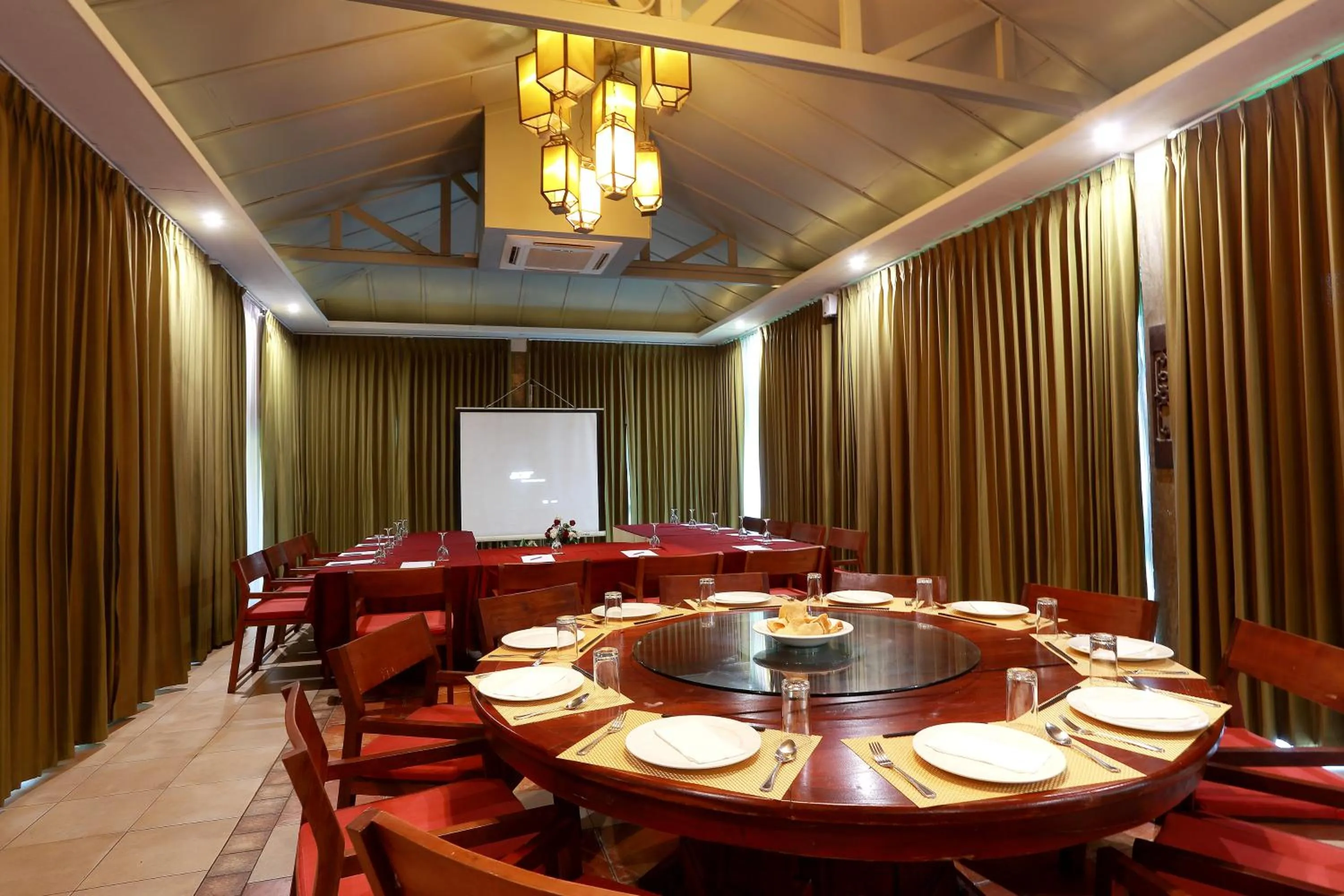 Restaurant/places to eat in E-Outfitting Doikham Resort