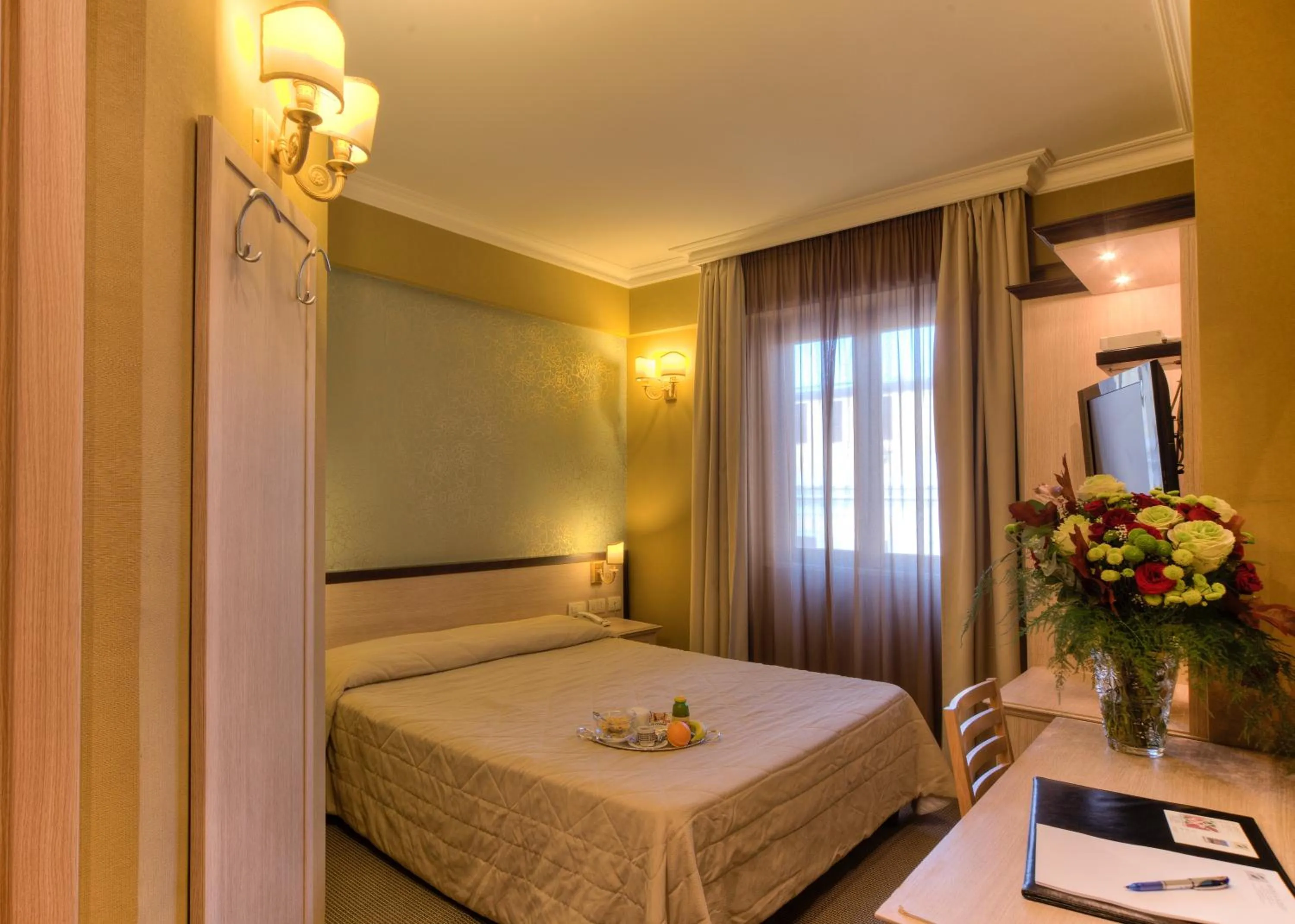 Photo of the whole room, Bed in Hotel Galileo