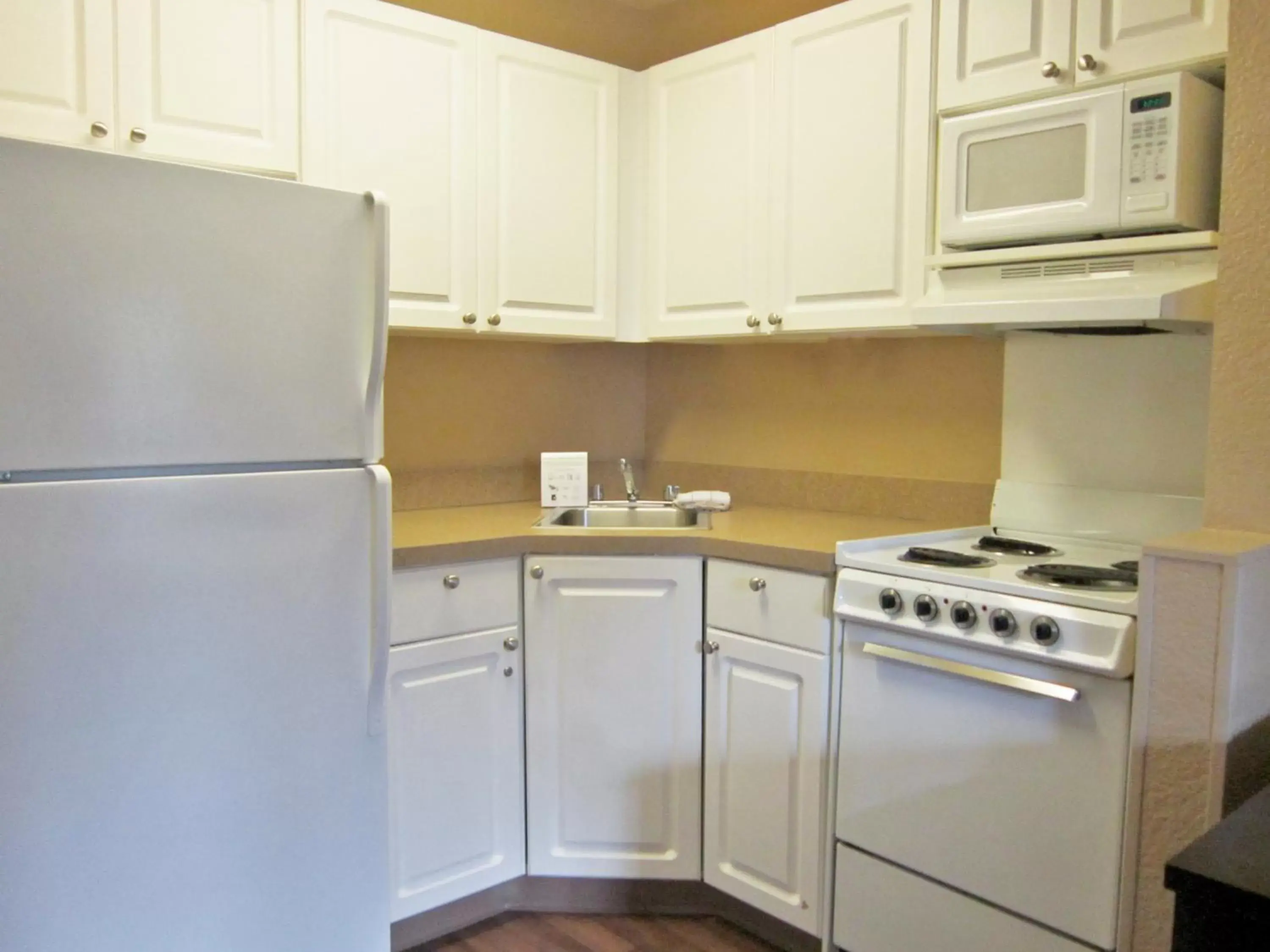 Kitchen or kitchenette, Kitchen/Kitchenette in Extended Stay America Suites - Chicago - O'Hare - Allstate Arena