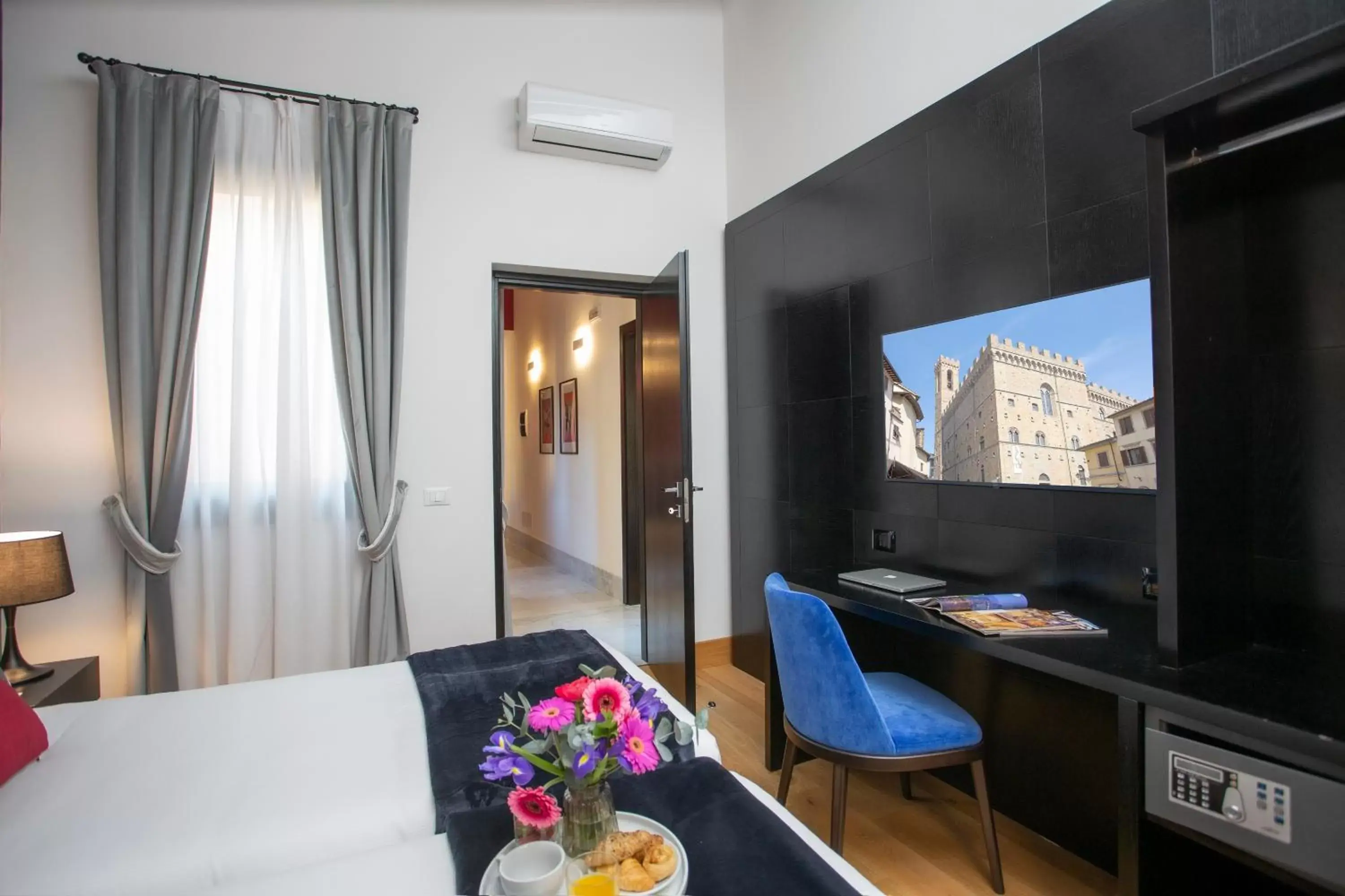 Photo of the whole room, TV/Entertainment Center in Casual Rinascimento Firenze