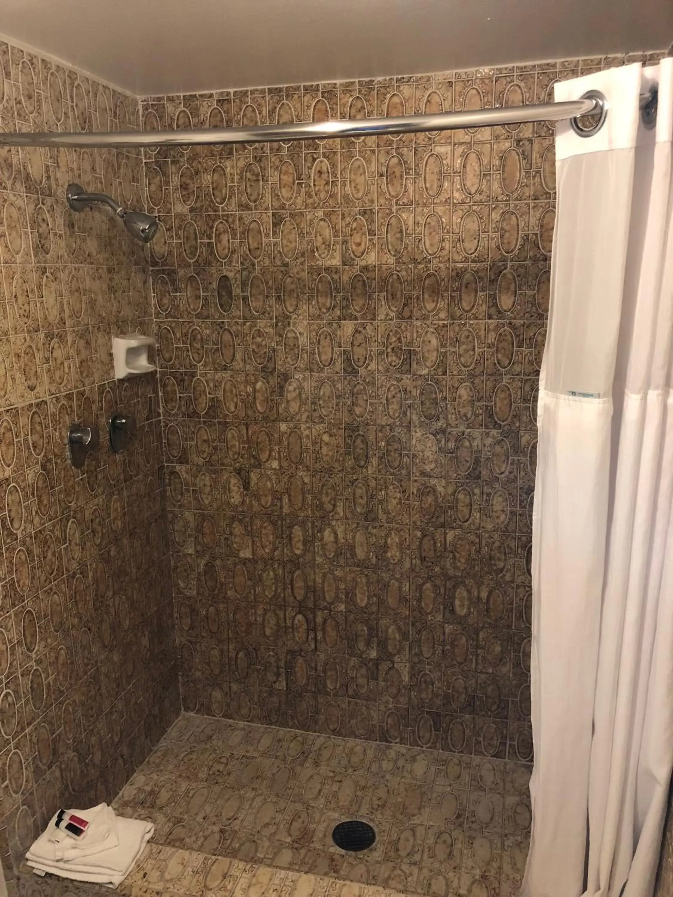 Shower, Bathroom in Days Inn by Wyndham Camarillo - Ventura