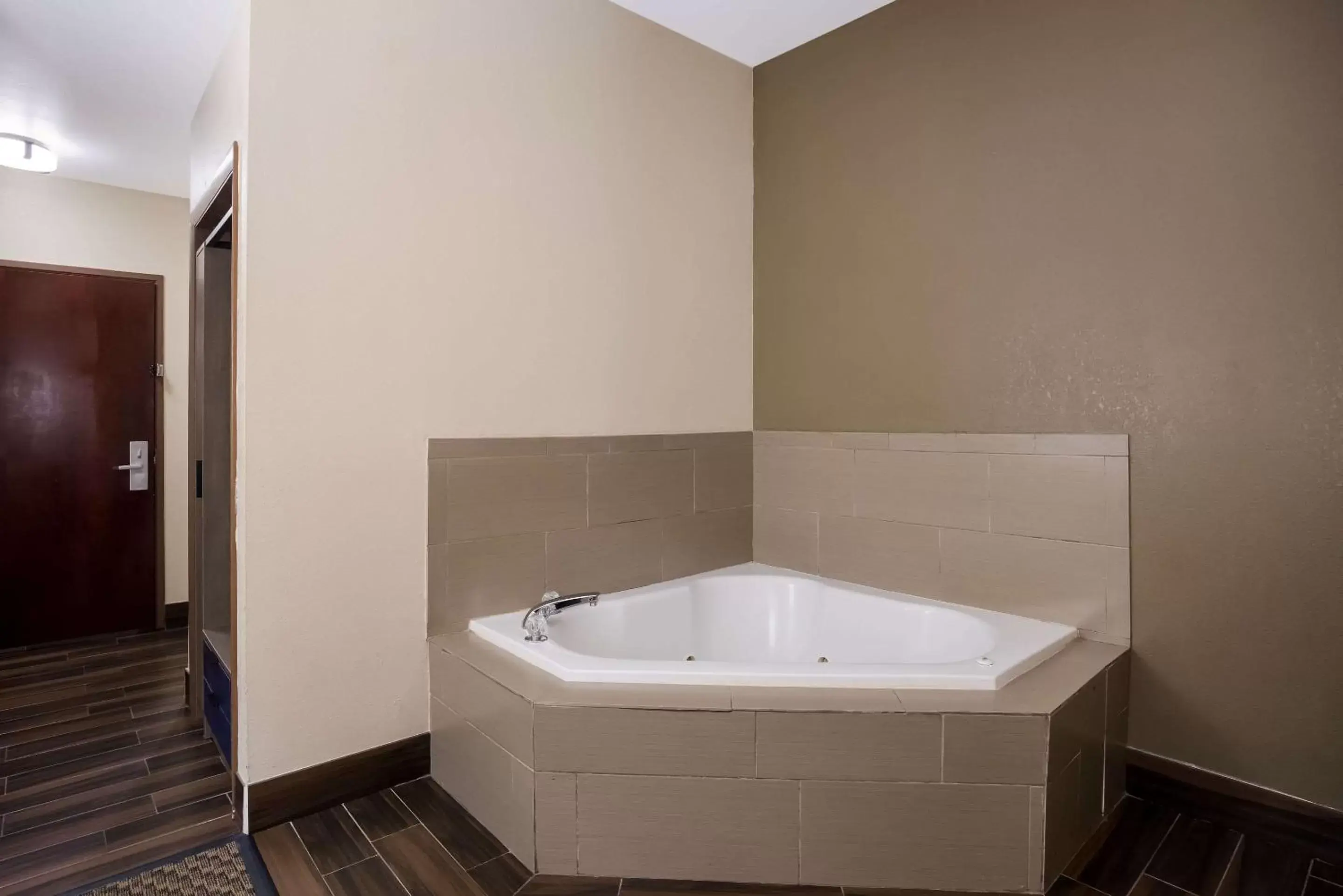 Bedroom, Bathroom in Comfort Inn & Suites Midway - Tallahassee West