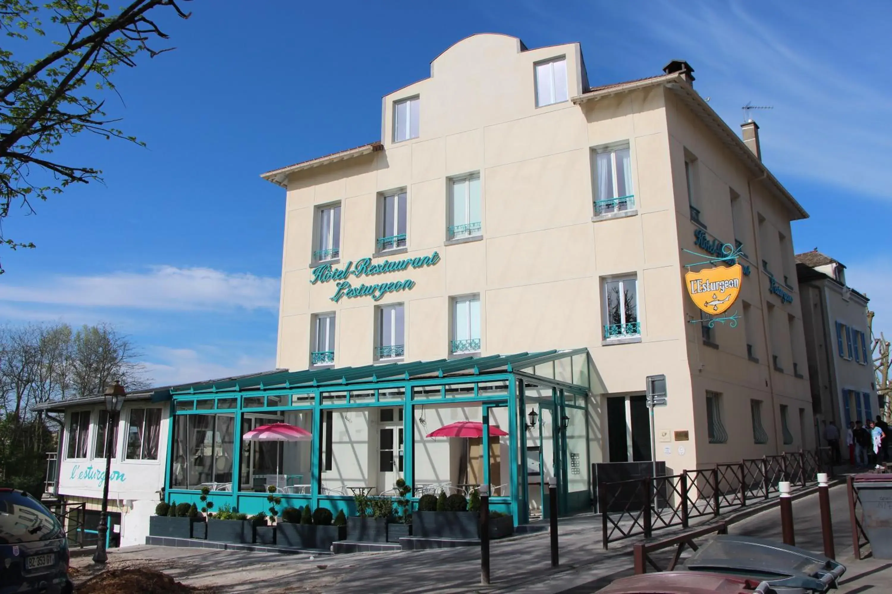 Restaurant/places to eat, Property Building in Hôtel L'Esturgeon