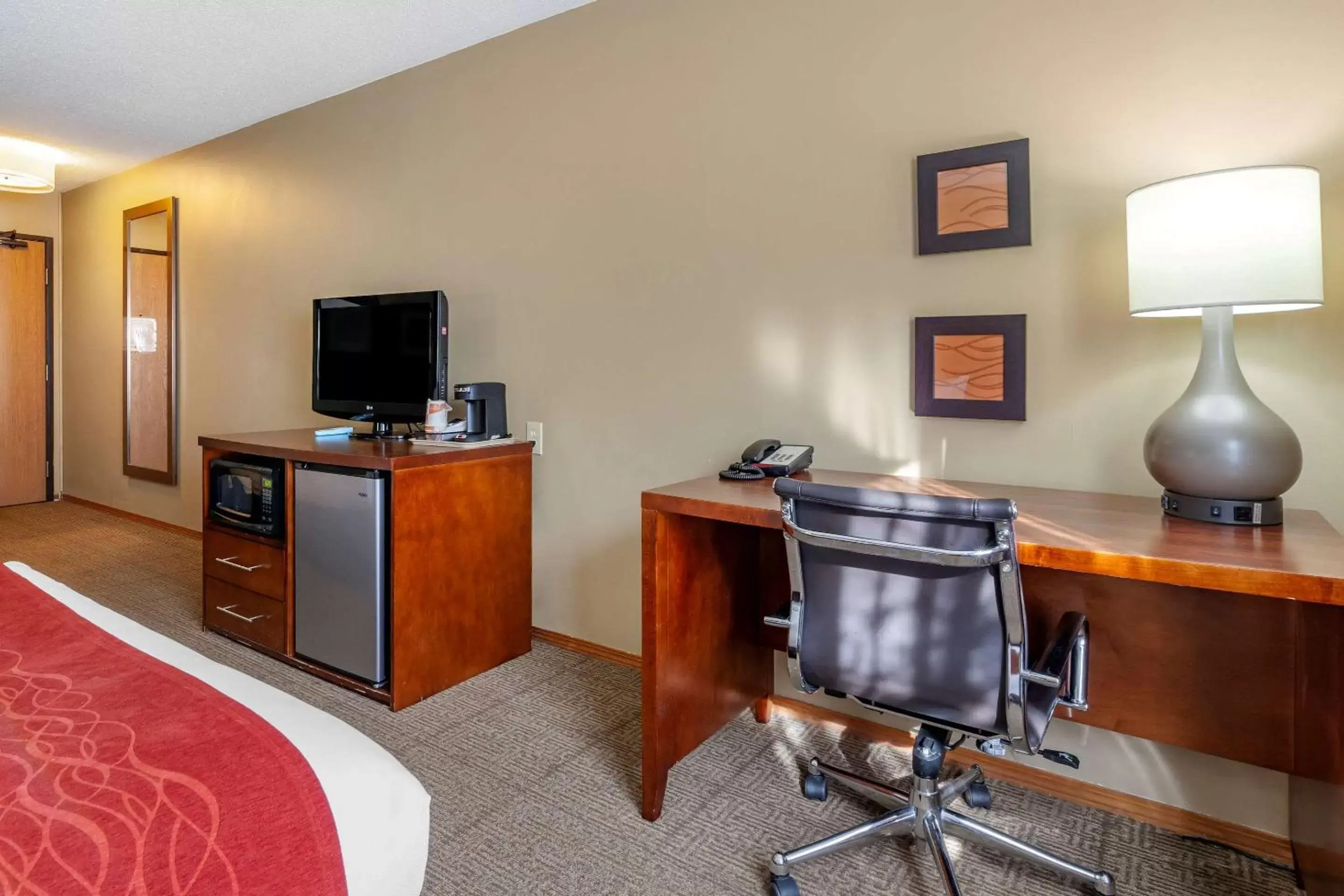 Photo of the whole room, TV/Entertainment Center in Comfort Inn Rhinelander