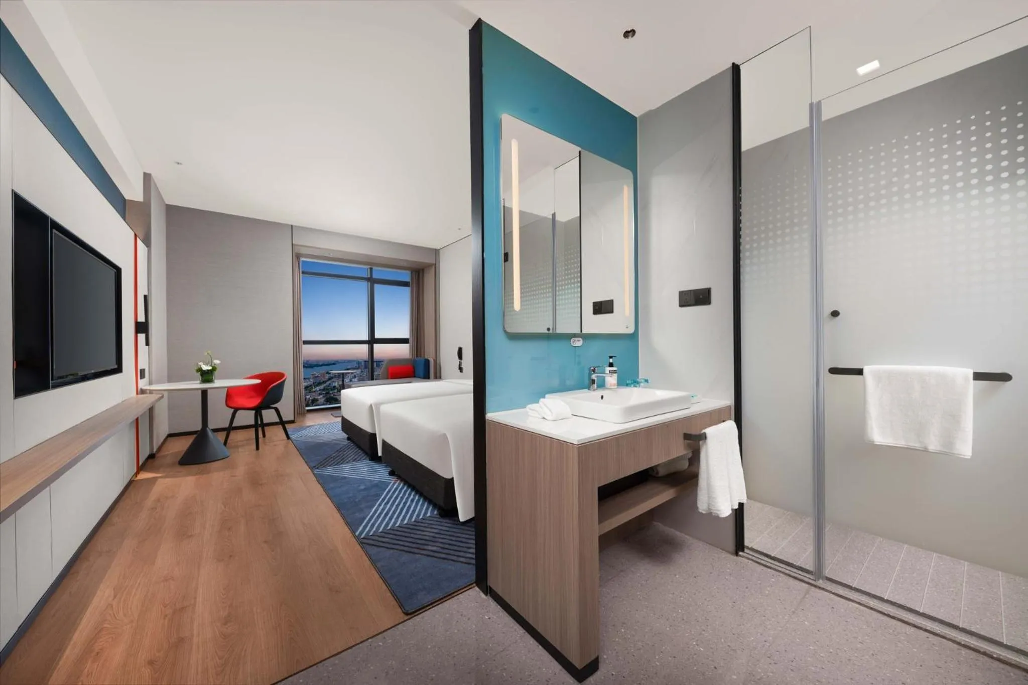 Photo of the whole room, Bed in Holiday Inn Express Shantou Chenghai