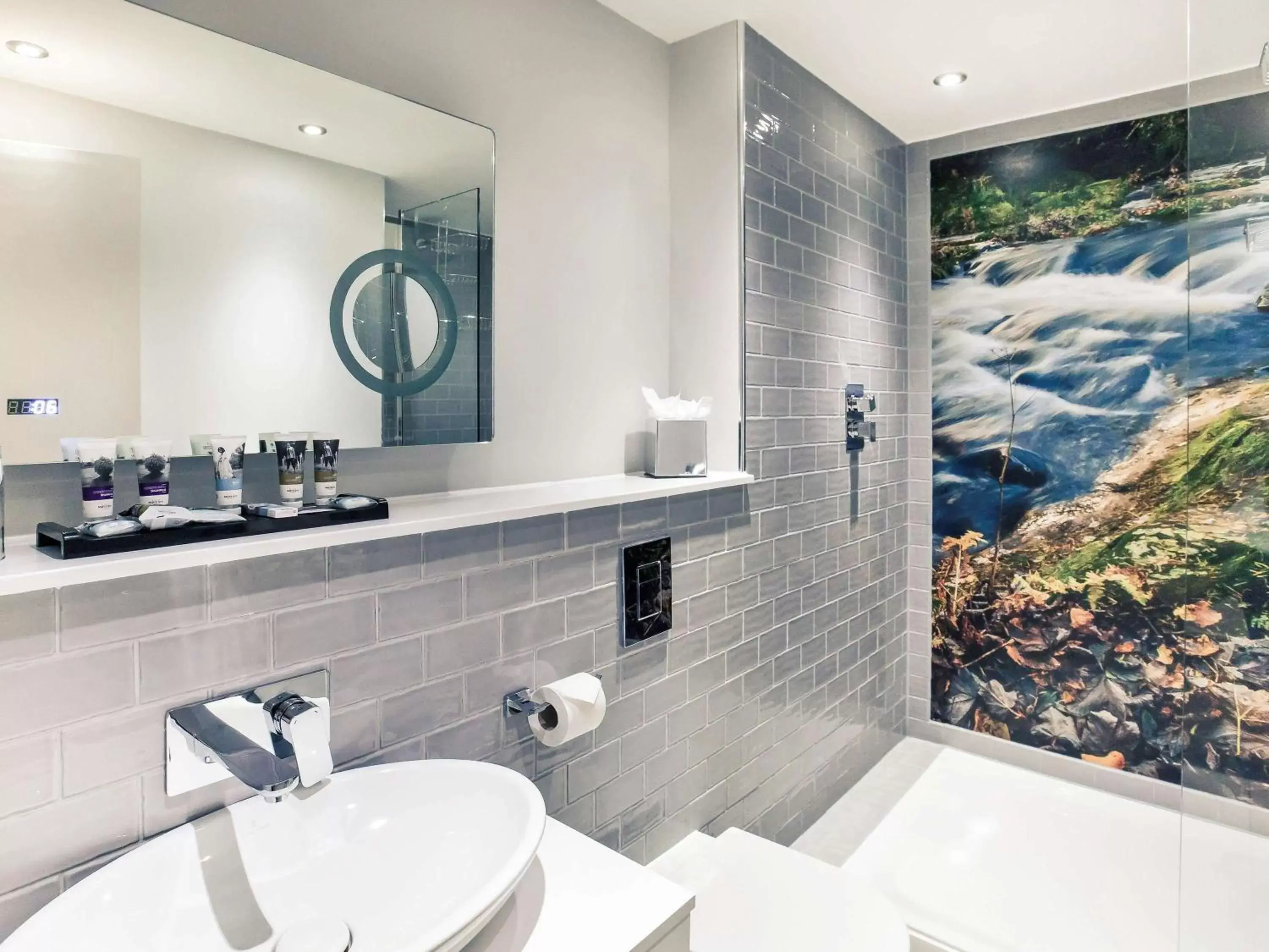 Photo of the whole room, Bathroom in Mercure Edinburgh City - Princes Street Hotel