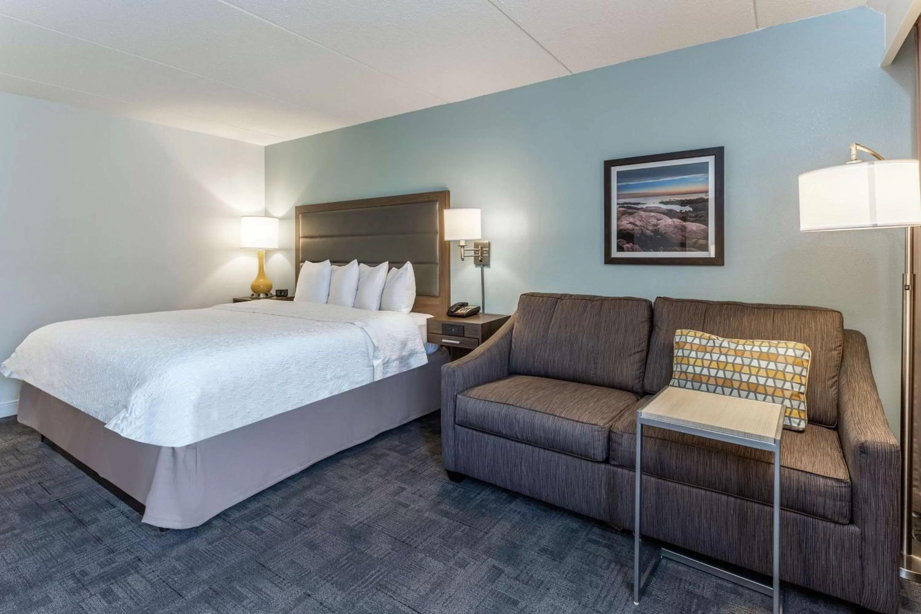 Living room, Bed in Hampton Inn Groton/Mystic