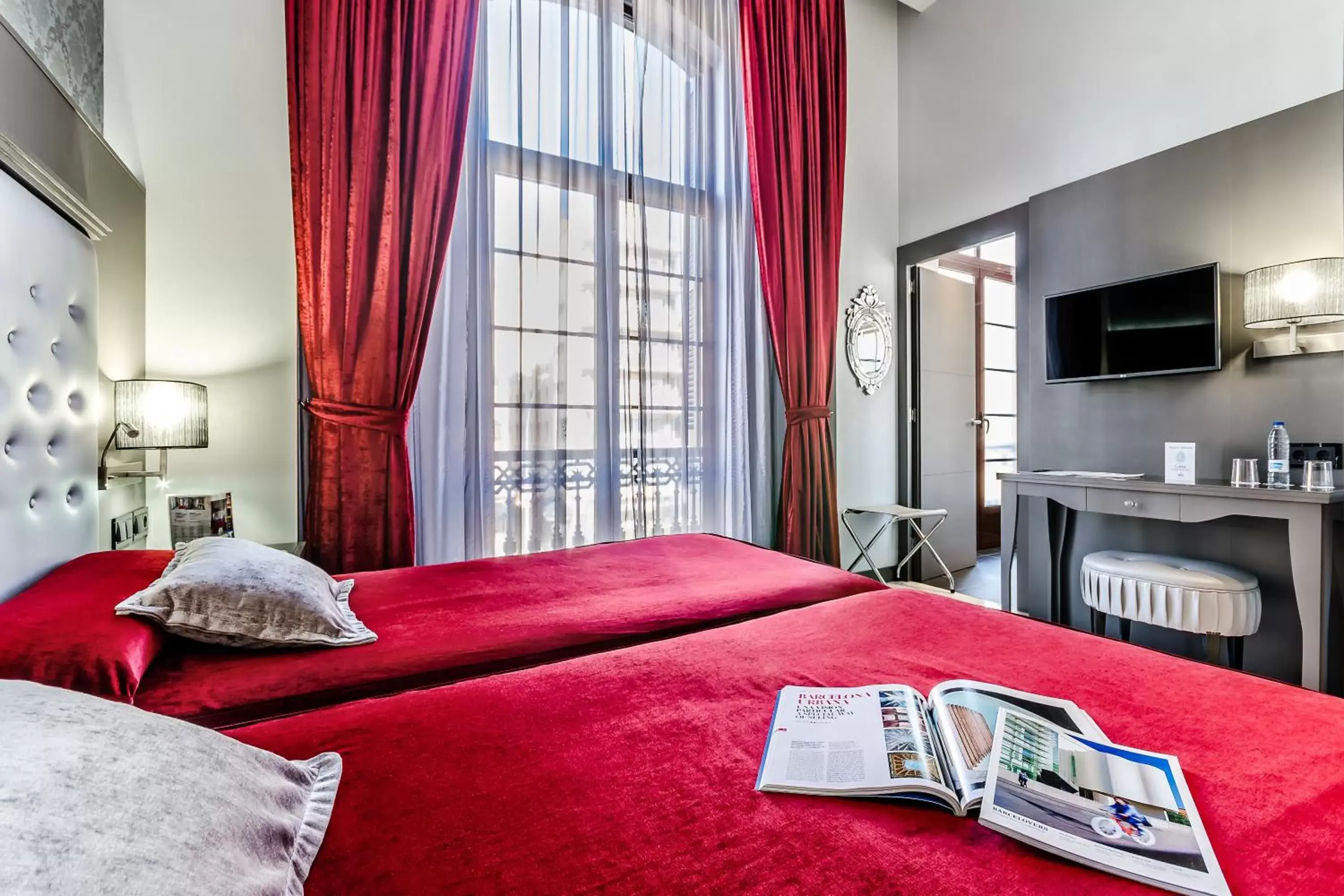 Photo of the whole room, Bed in Hotel Ciutadella Barcelona