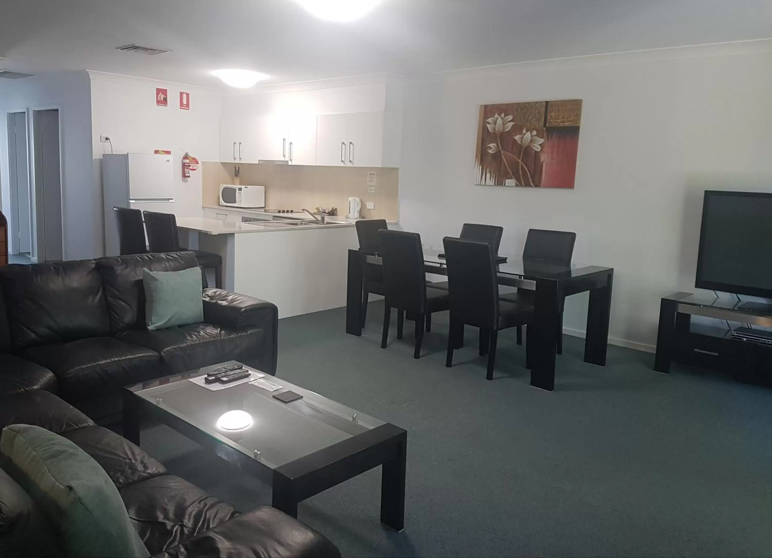 Living room, Seating Area in Mid City Motor Inn Singleton