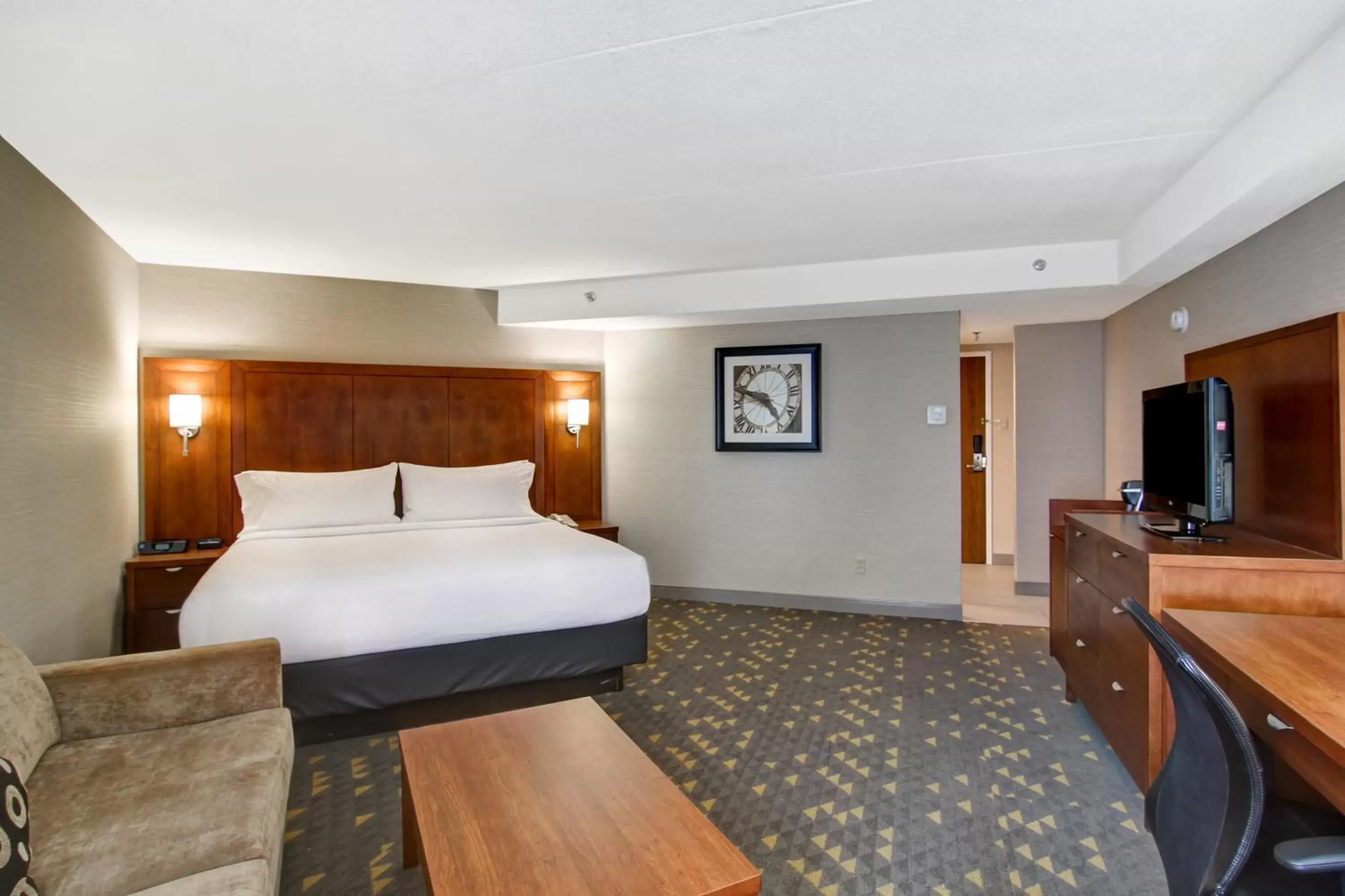 Photo of the whole room, Bed in Holiday Inn Oakville Centre, an IHG Hotel