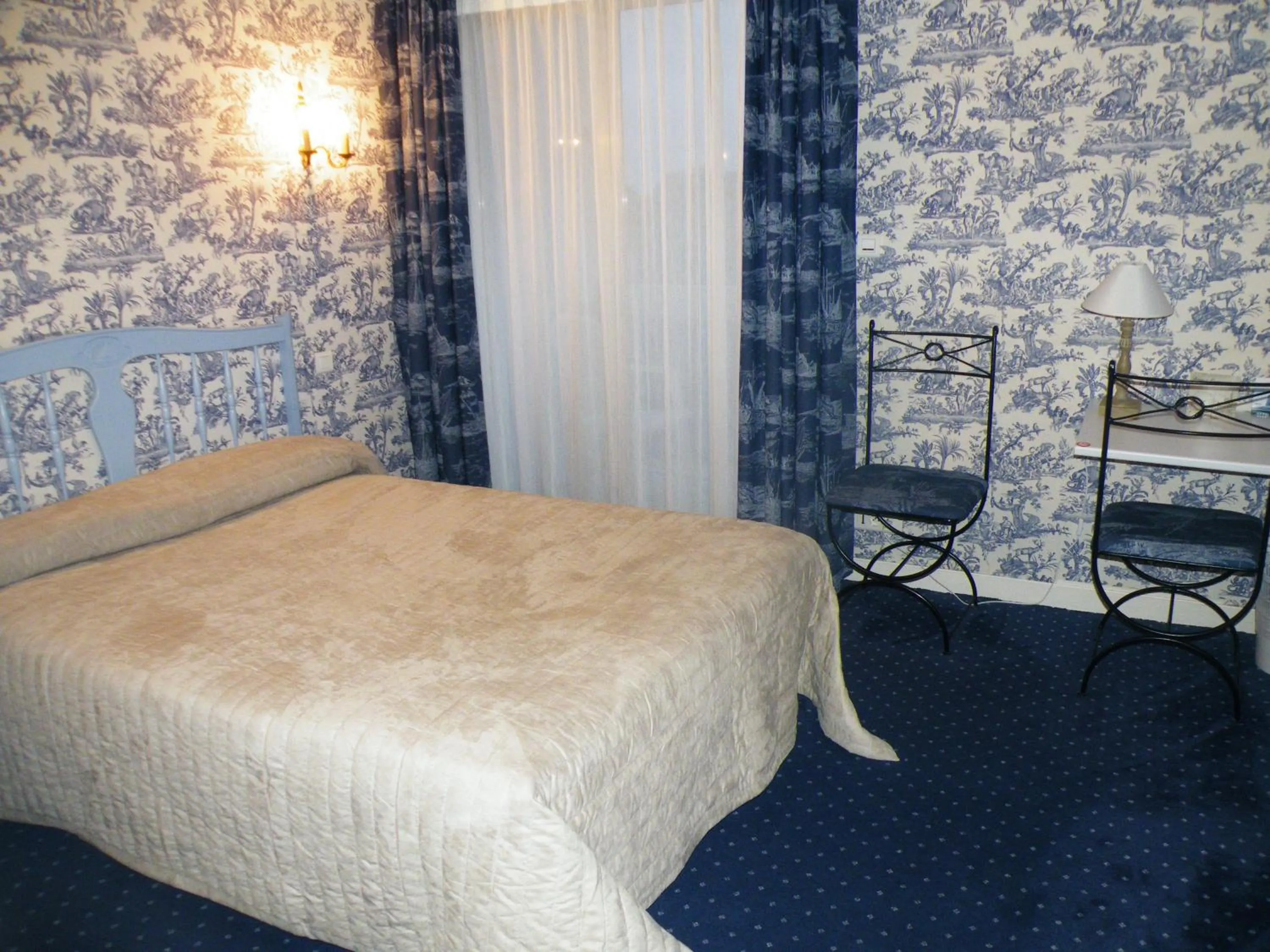 Photo of the whole room, Bed in Hôtel de L'Avenue