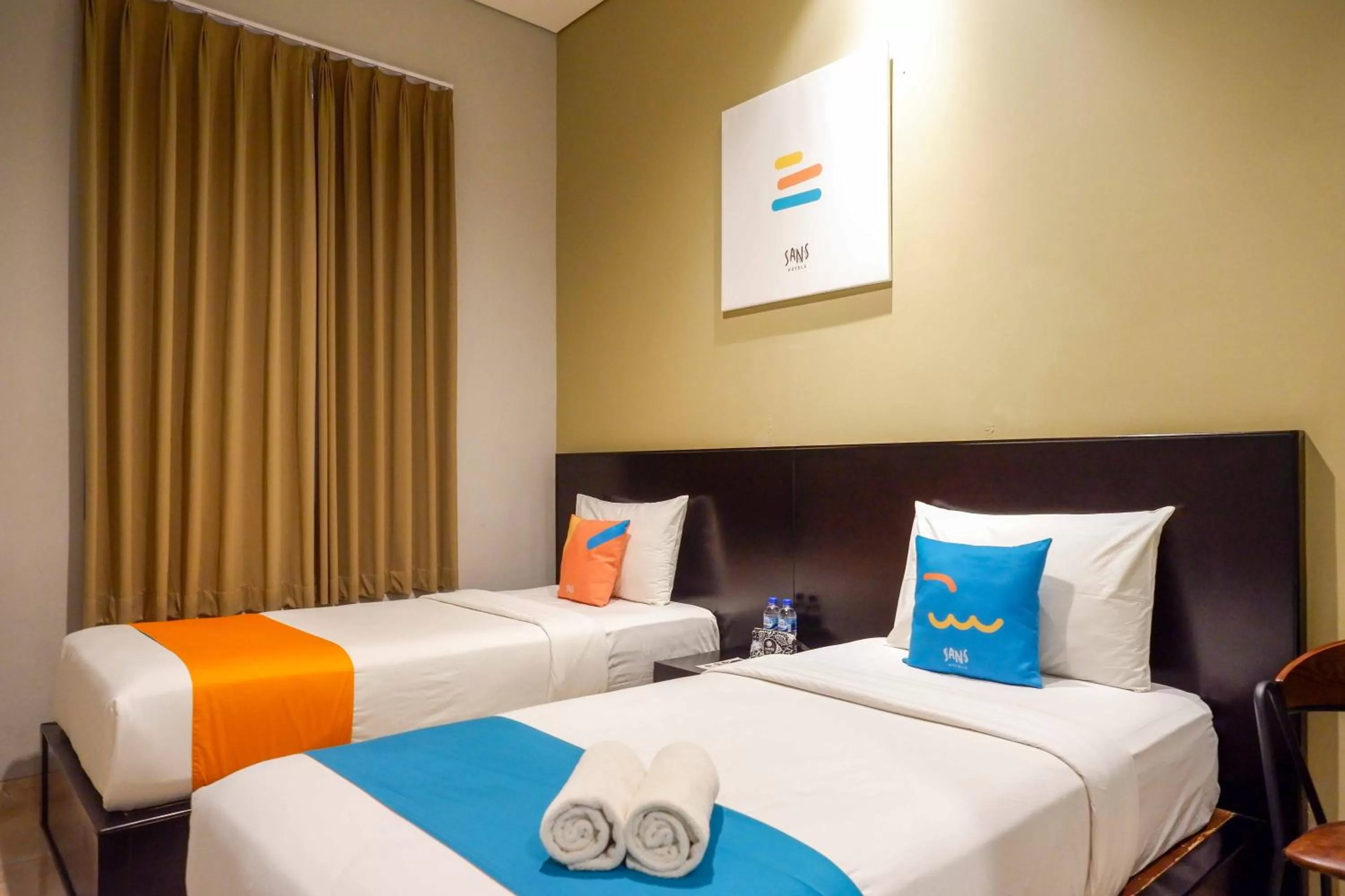 Bedroom, Bed in Sans Hotel Empress Simpang Lima